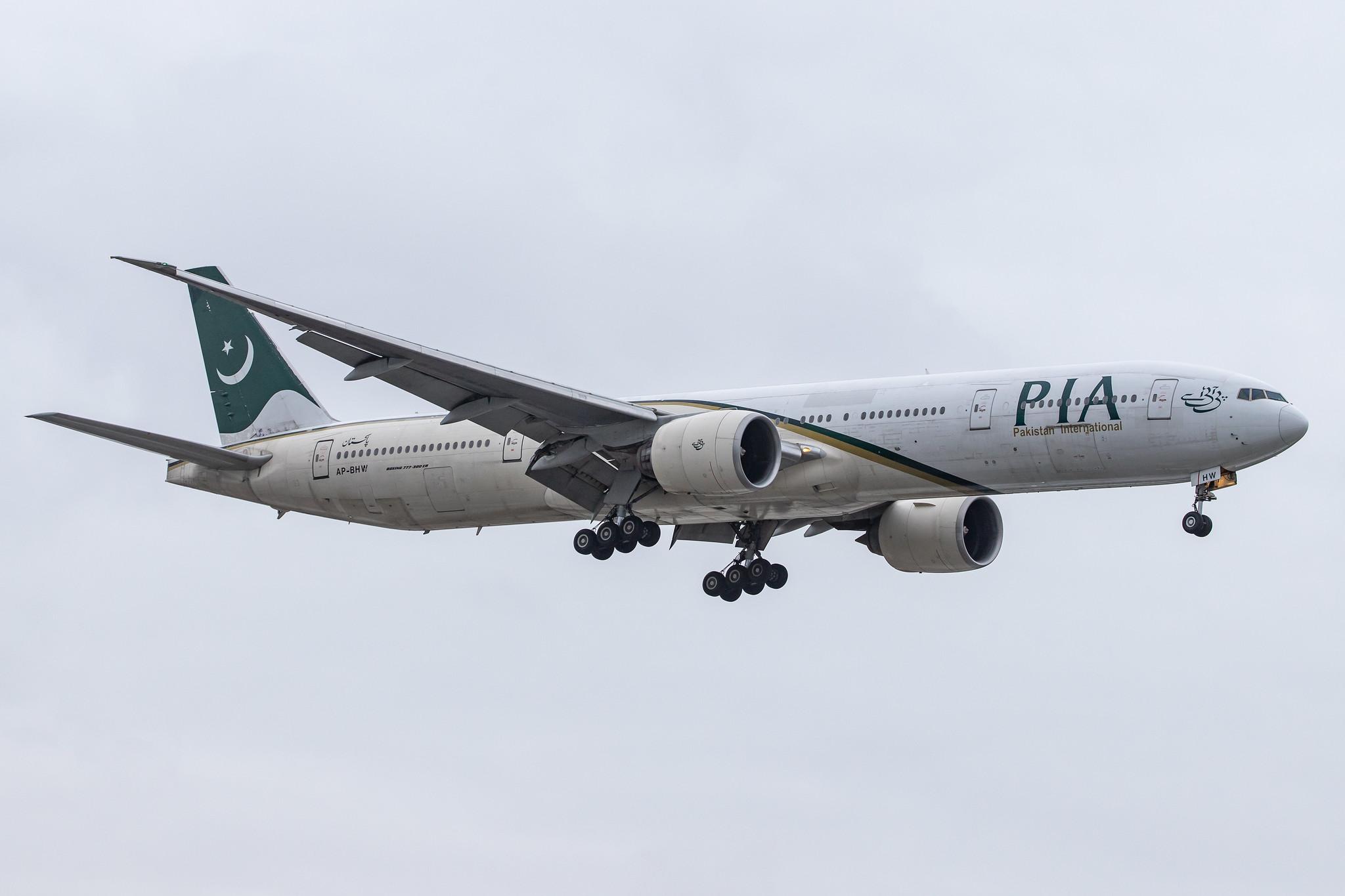 London Heathrow Airport: Pakistan International Airlines (PK / PIA) |  Boeing 777-340(ER) B77W | AP-BHW | MSN 33779