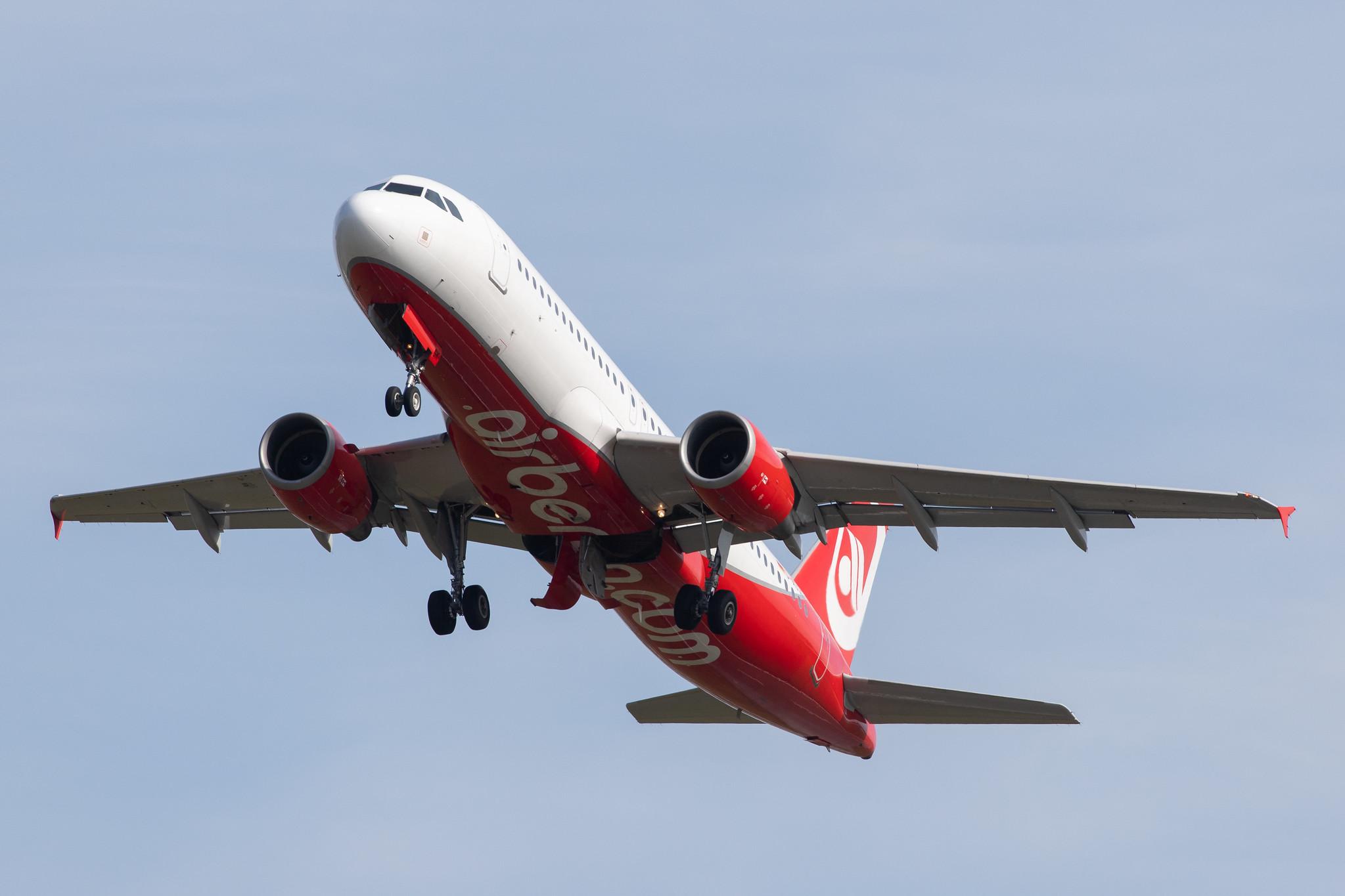 Hamburg Airport: Sundair (SR / SDR) |  Airbus A320-214 A320 | D-ASGK | MSN 2668 (ex airberlin)