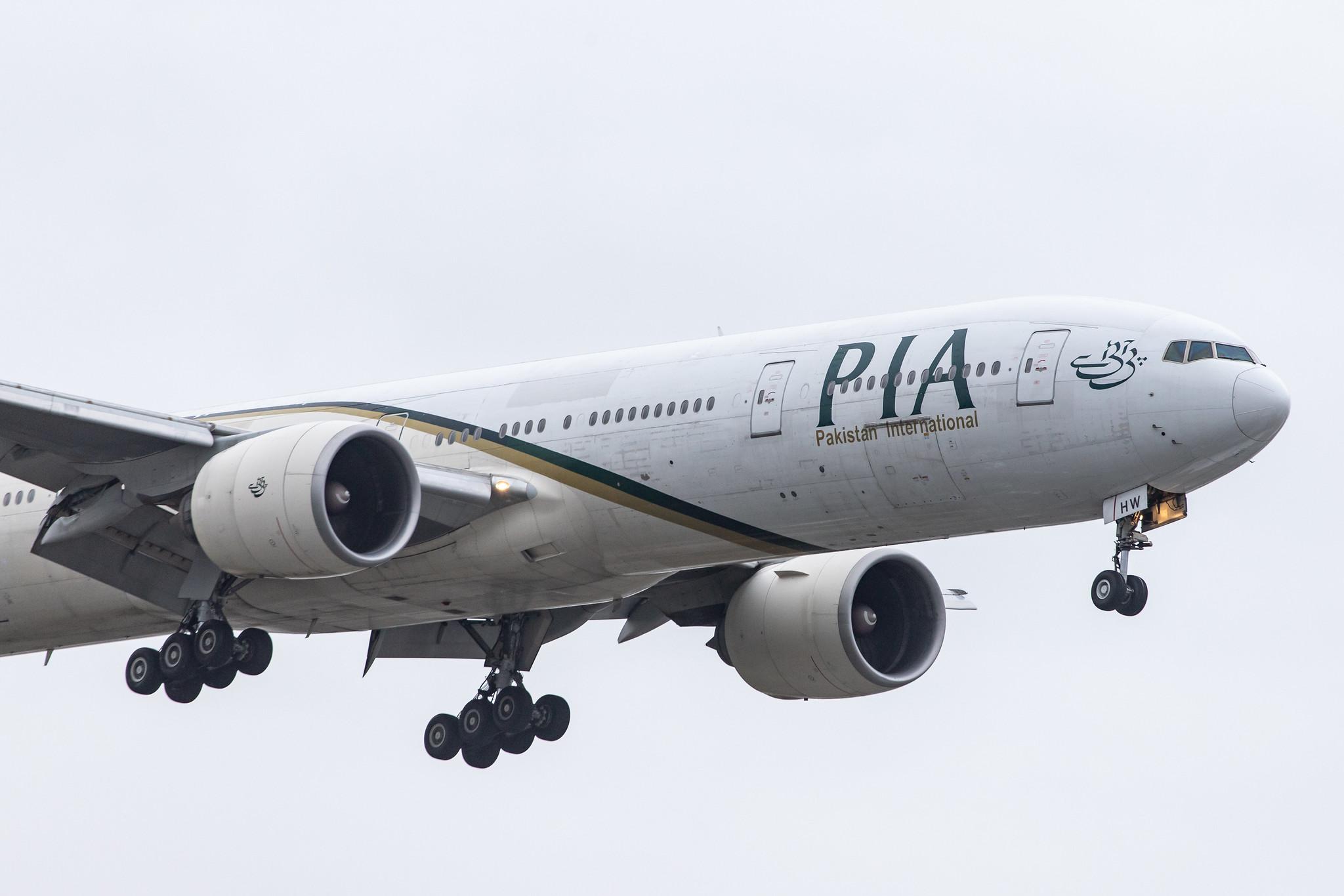 London Heathrow Airport: Pakistan International Airlines (PK / PIA) |  Boeing 777-340(ER) B77W | AP-BHW | MSN 33779