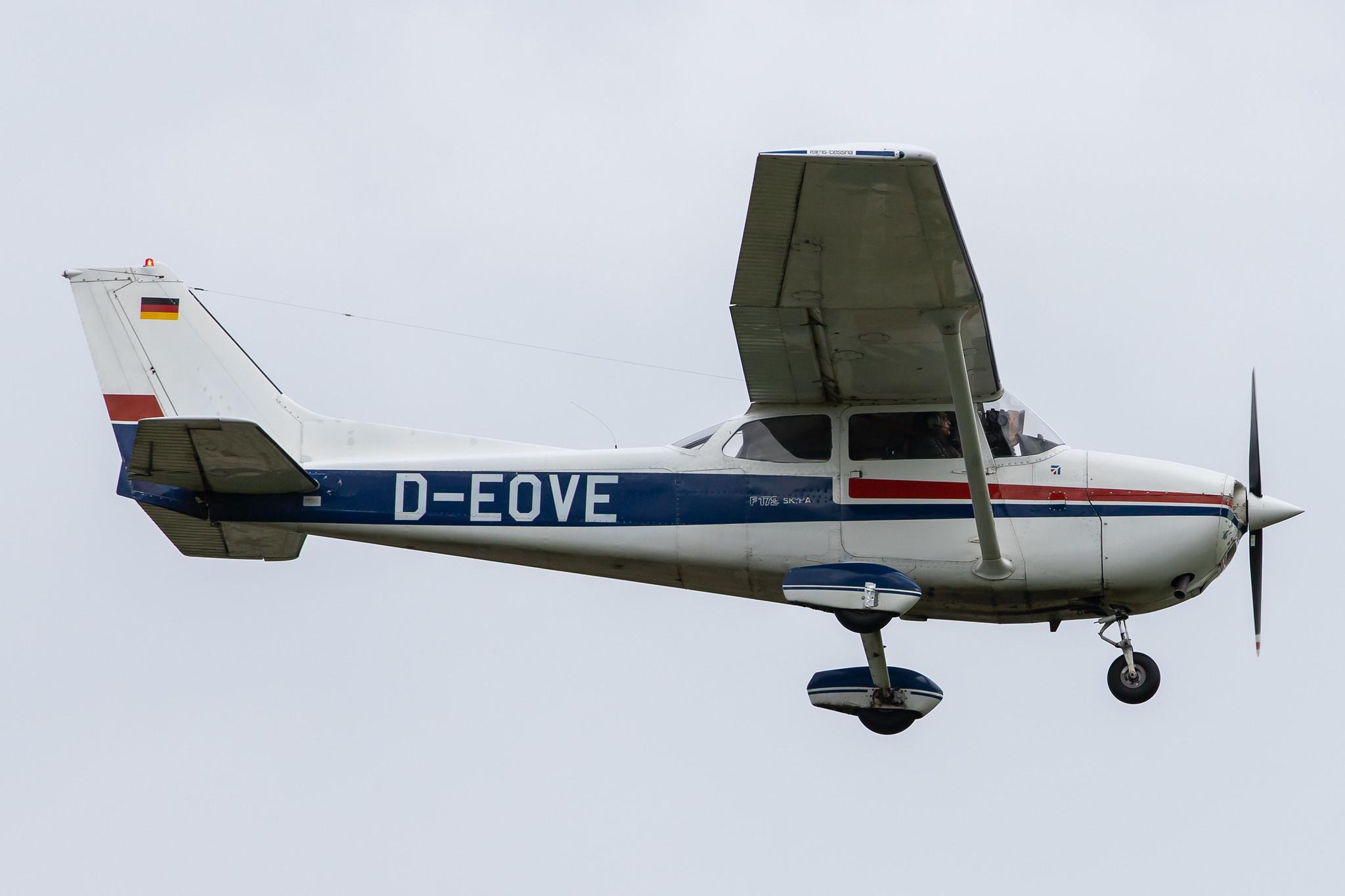 Hamburg Airport: Flugschule Hamburg |  Cessna F172N C172 | D-EOVE | MSN 1636