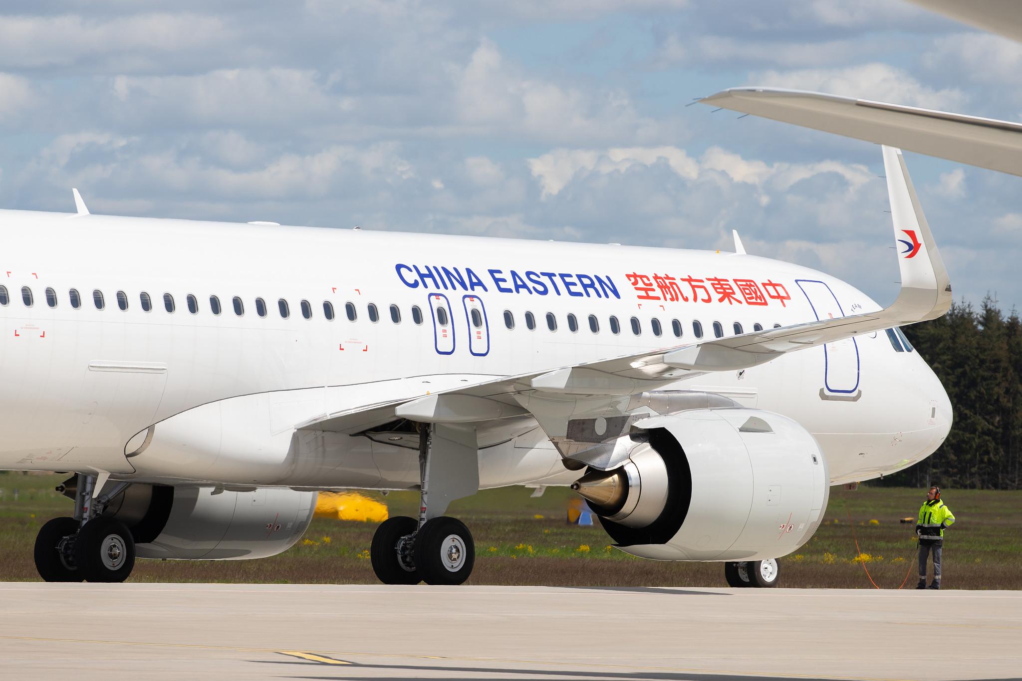 Flughafen Rostock-Laage: China Eastern Airlines (MU/ CES) |  Airbus A320-251N A20N | D-AVVX | MSN 9219