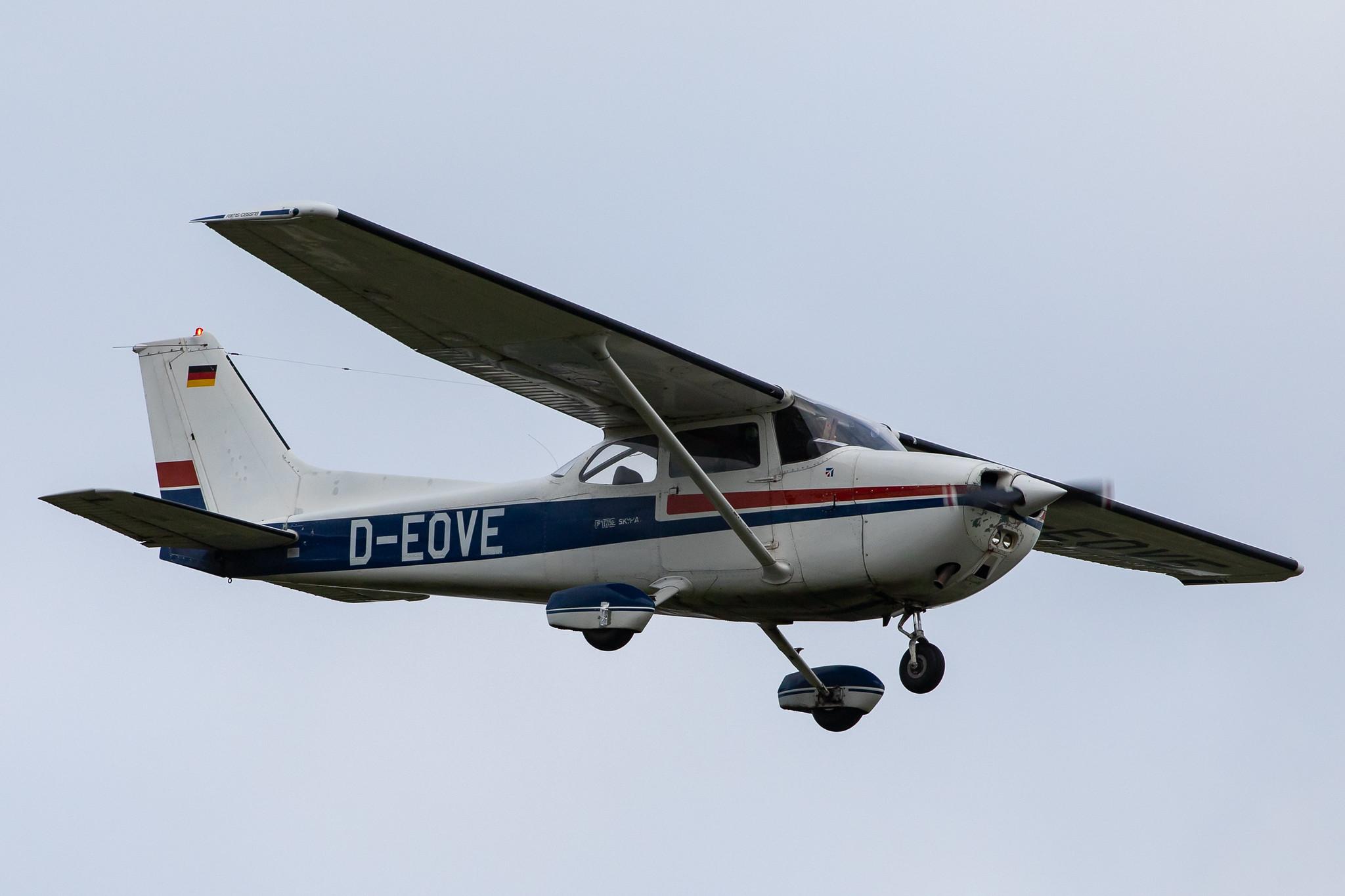Hamburg Airport: Flugschule Hamburg |  Cessna F172N C172 | D-EOVE | MSN 1636