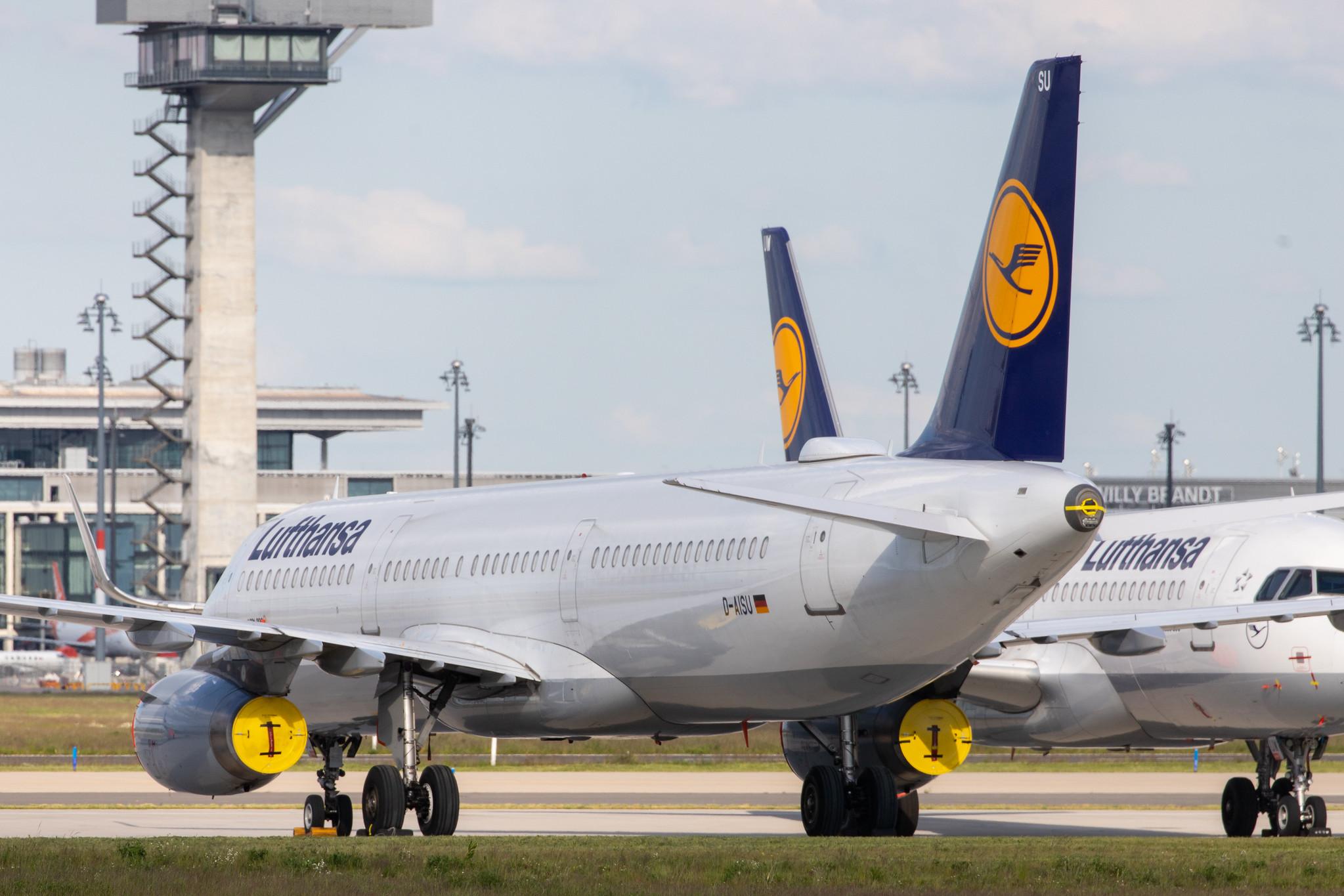 Flughafen Berlin Brandenburg: Geparkte Lufthansa-Maschinen bei Lufthansa Technik am BER
