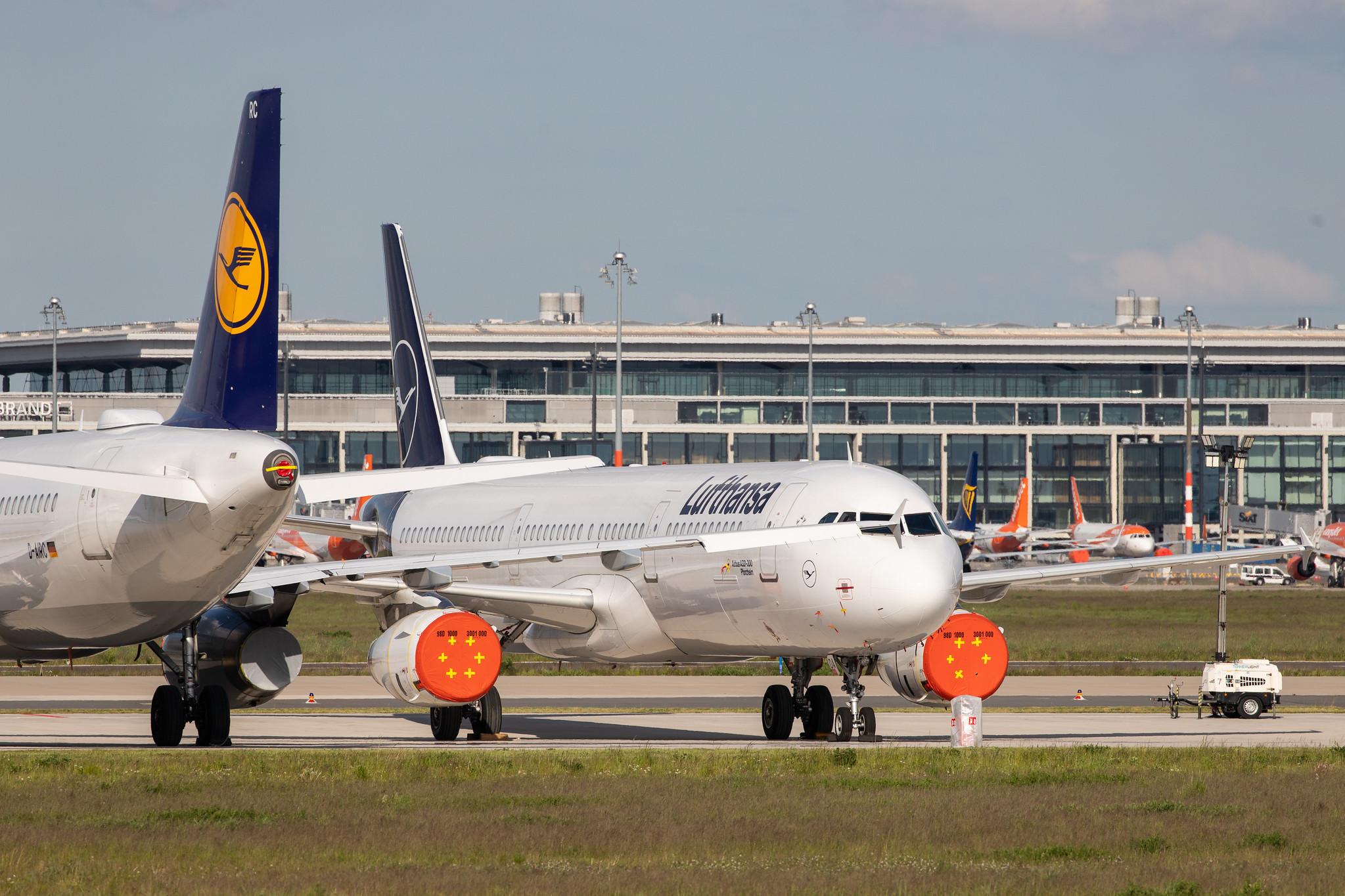 Flughafen Berlin Brandenburg: Geparkte Lufthansa-Maschinen bei Lufthansa Technik am BER