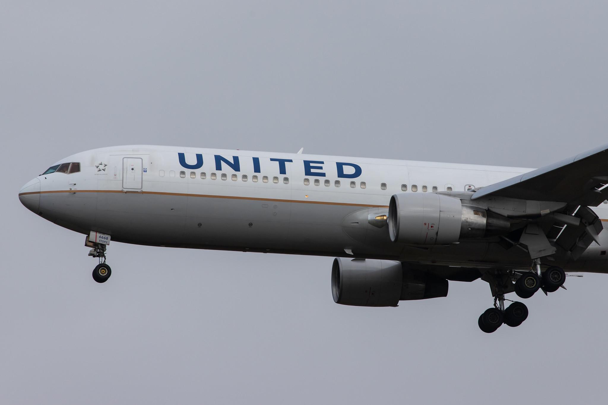 London Heathrow Airport: United Airlines (UA / UAL) |  Boeing 767-322(ER) B763 | N668UA | MSN 30024