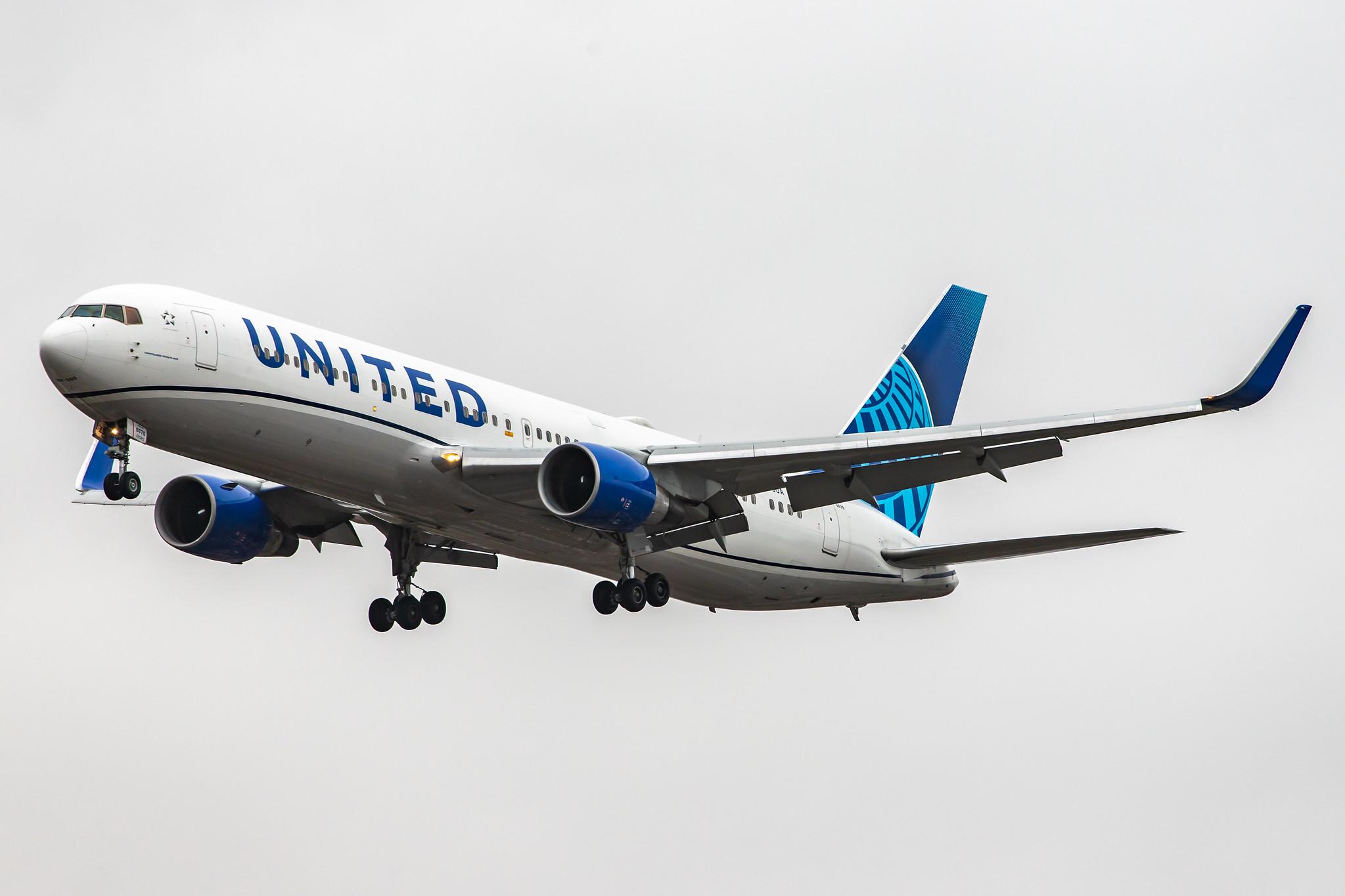 London Heathrow Airport: United Airlines (UA / UAL) |  Boeing 767-322(ER) B763 | N676UA | MSN 30028