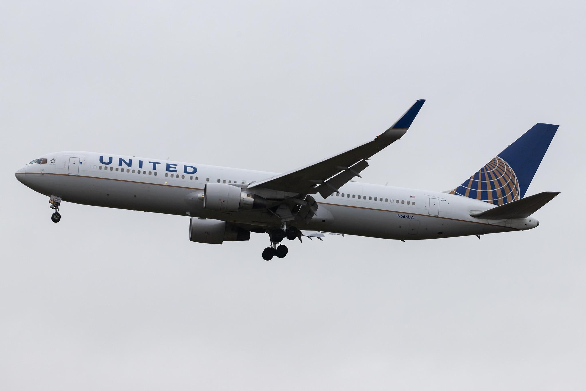 London Heathrow Airport: United Airlines (UA / UAL) |  Boeing 767-322(ER) B763 | N666UA | MSN 29238