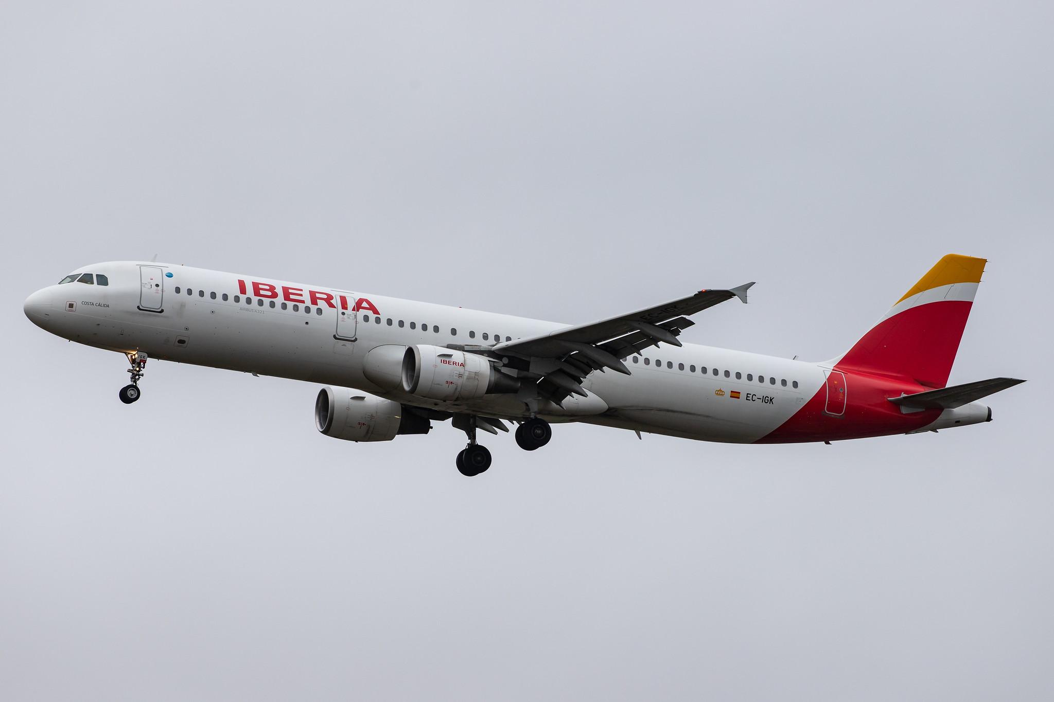London Heathrow Airport: Iberia (IB / IBE) |  Airbus A321-213 A321 | EC-IGK | MSN 1572