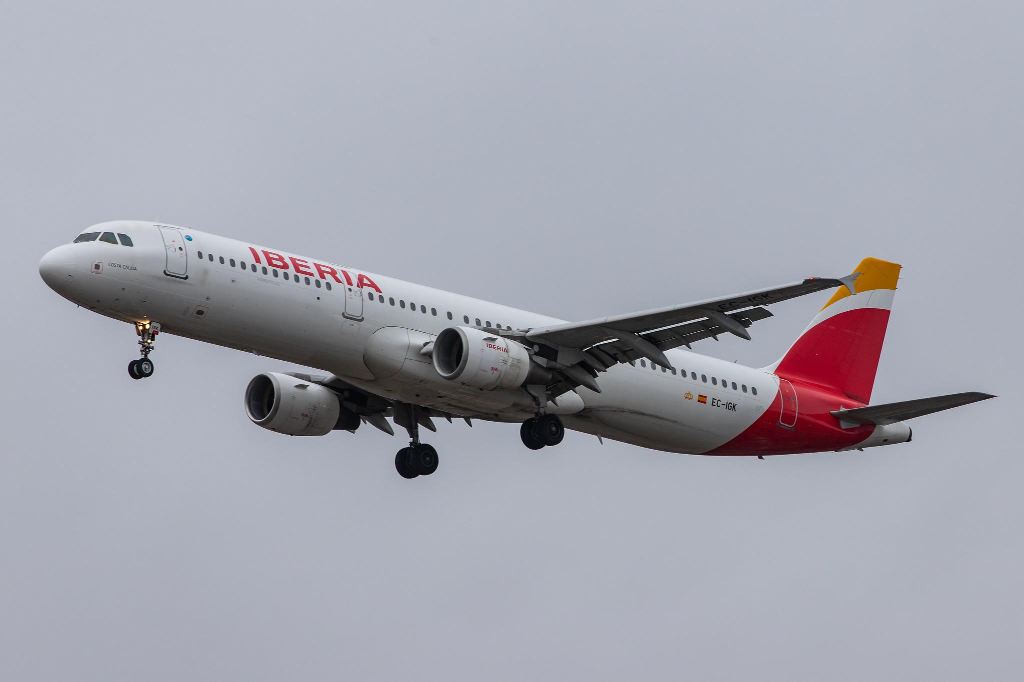 London Heathrow Airport: Iberia (IB / IBE) |  Airbus A321-213 A321 | EC-IGK | MSN 1572