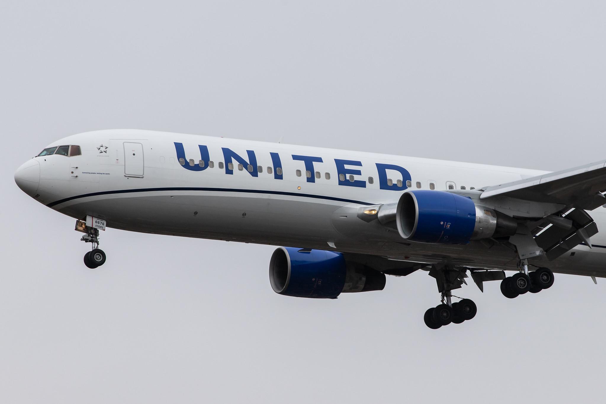 London Heathrow Airport: United Airlines (UA / UAL) |  Boeing 767-322(ER) B763 | N676UA | MSN 30028