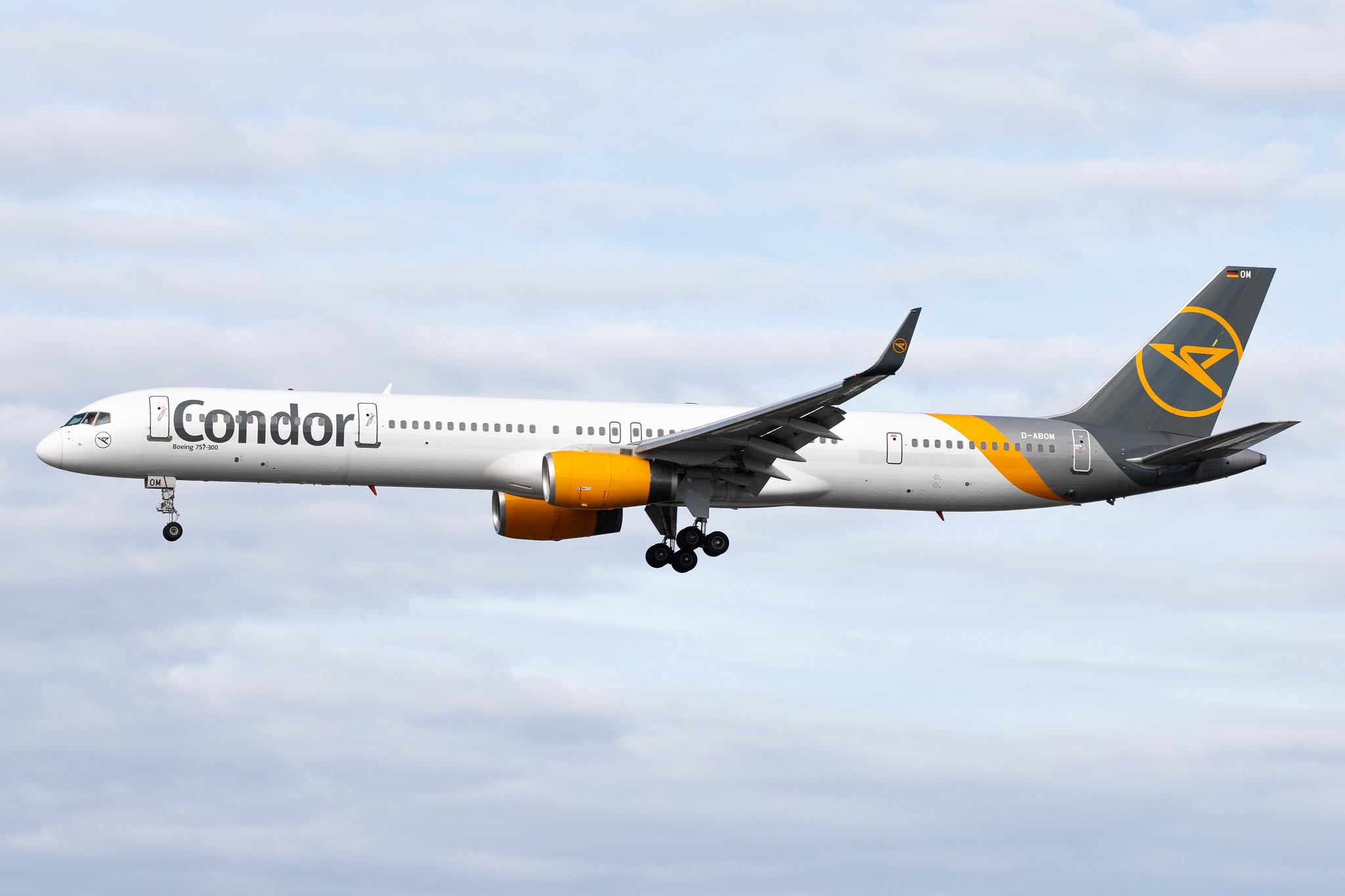 Hamburg Airport: Condor (DE / CFG) |  Boeing 757-330 B753 | D-ABOM | MSN 29022