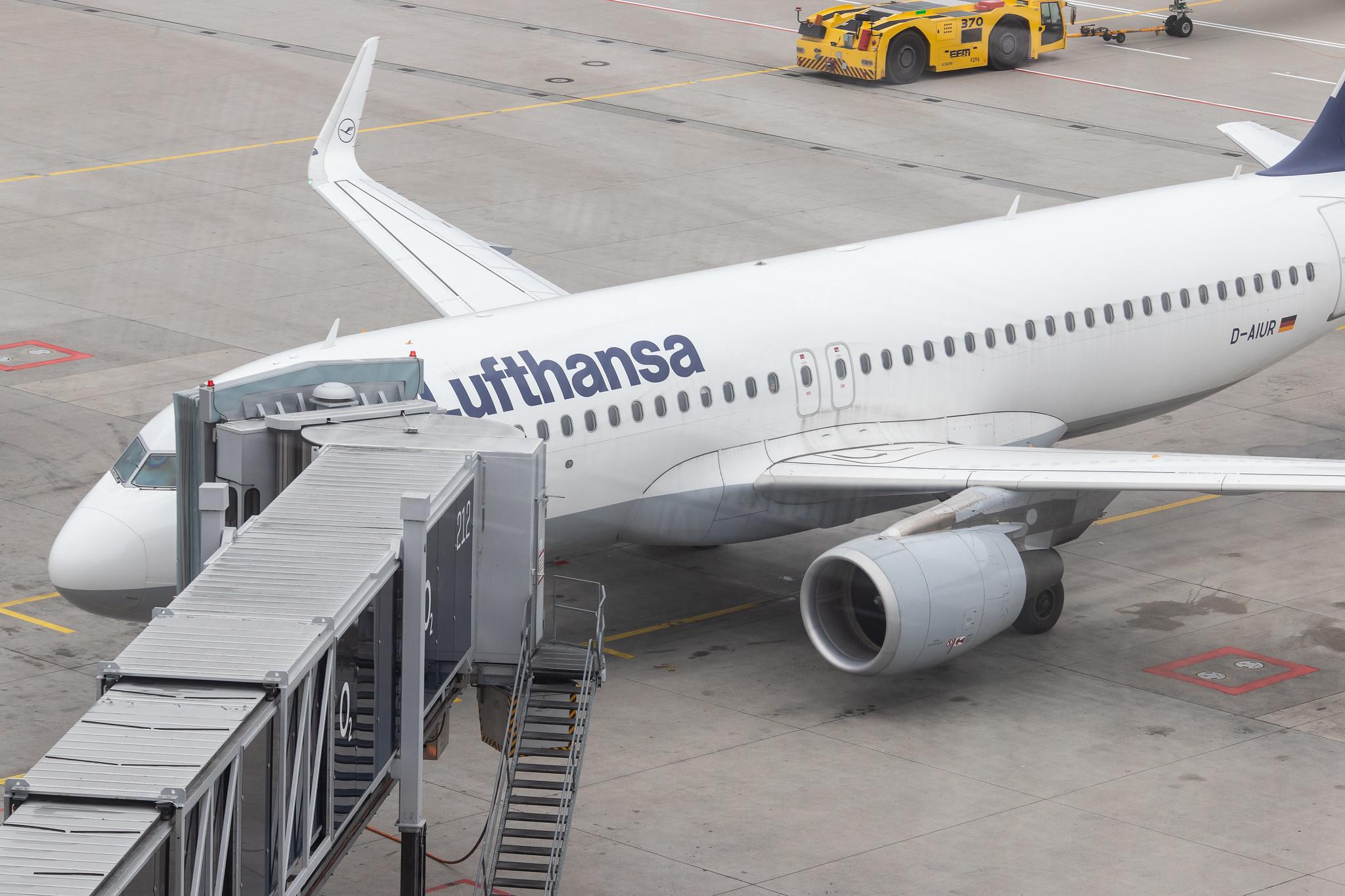 Munich Airport: Lufthansa (LH / DLH) |  Airbus A320-214 A320 | D-AIUR | MSN 6985
