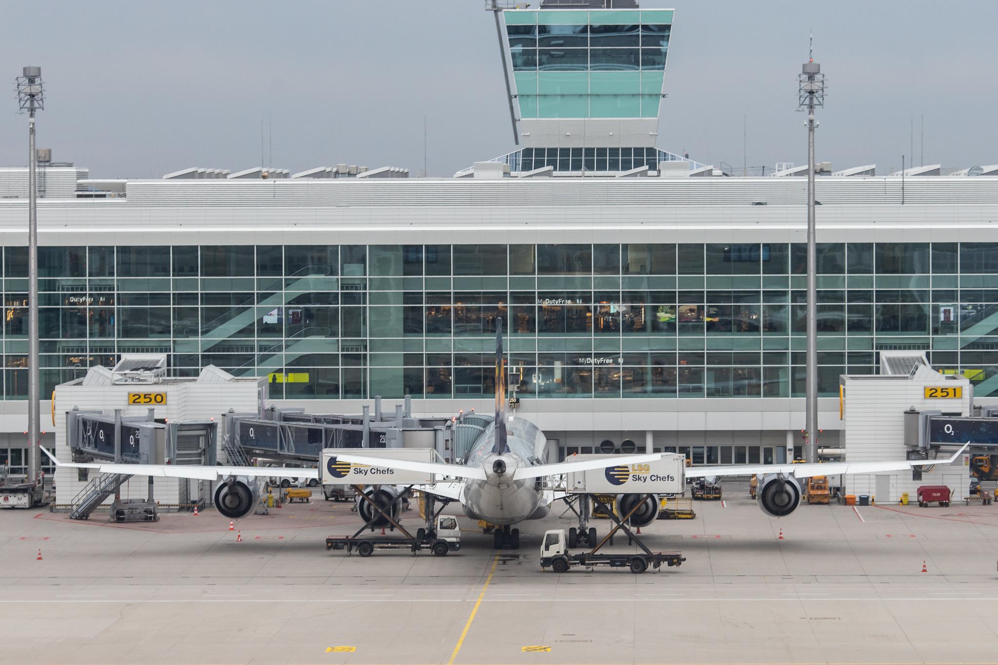 Munich Airport: Lufthansa (LH / DLH) |  Airbus A340-642 A346