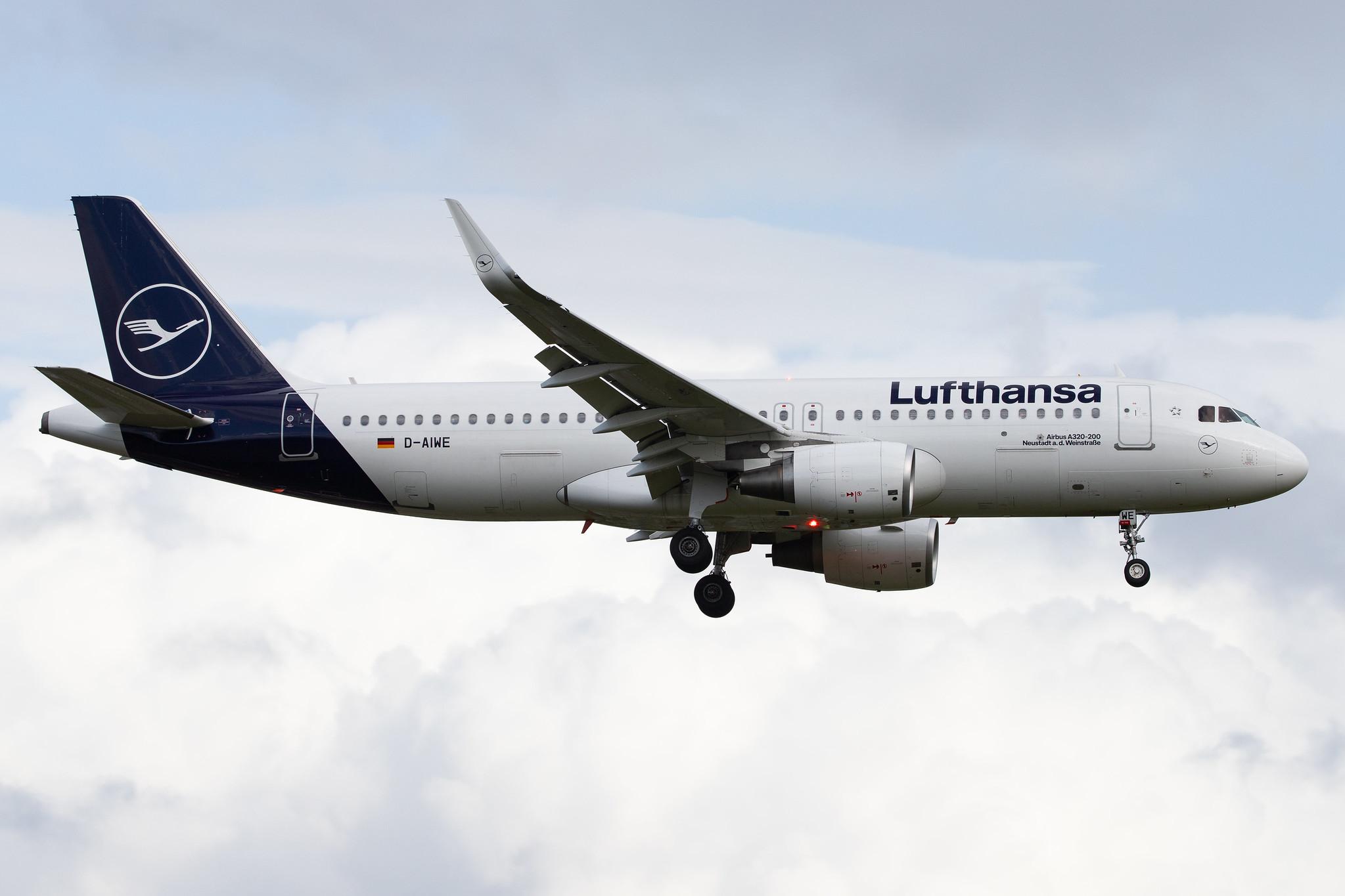 Hamburg Airport: Lufthansa (LH / DLH) |  Airbus A320-214 A320 | D-AIWE | MSN 8680