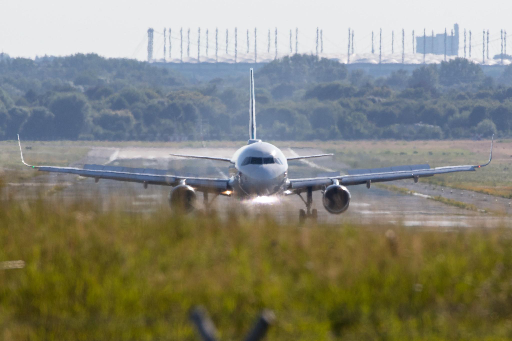 Hamburg Airport: Eurowings (EW / EWG) |  Airbus A320-214 A320 | D-AEWI | MSN 7210