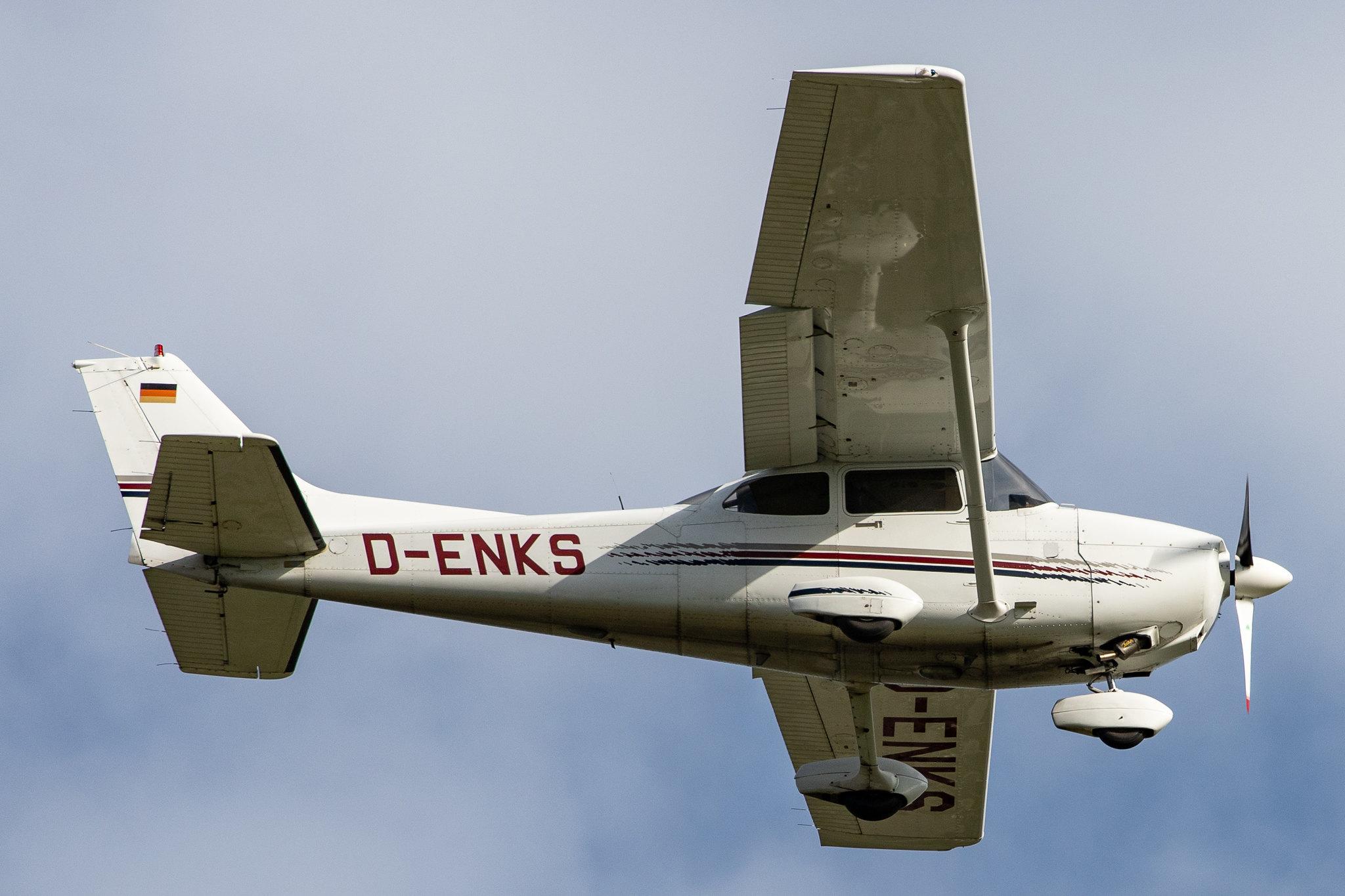 Hamburg Airport: Hanseatischer Fliegerclub Hamburg |  Cessna 172R C172 | D-ENKS | MSN 172-80136