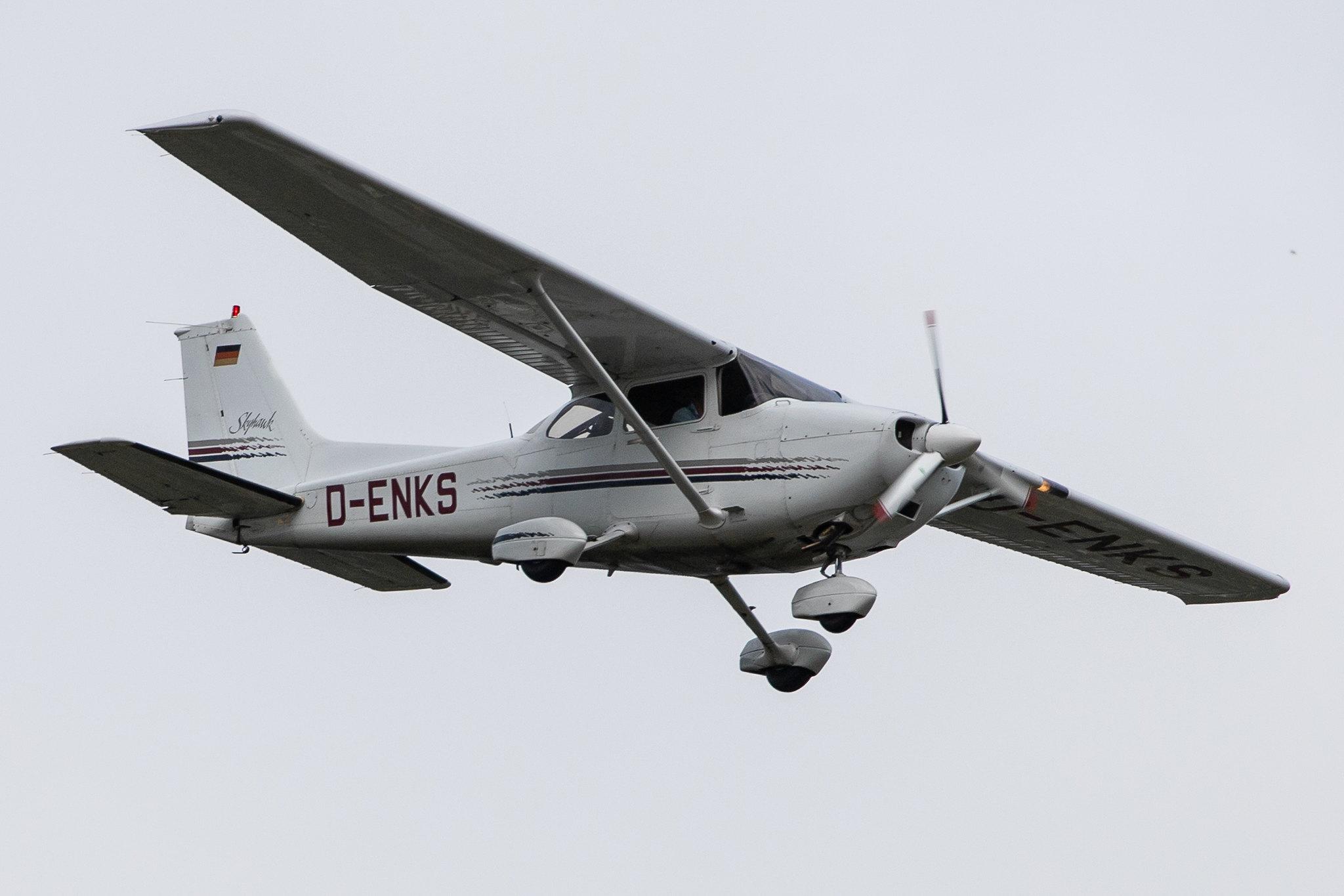 Hamburg Airport: Hanseatischer Fliegerclub Hamburg |  Cessna 172R C172 | D-ENKS | MSN 172-80136