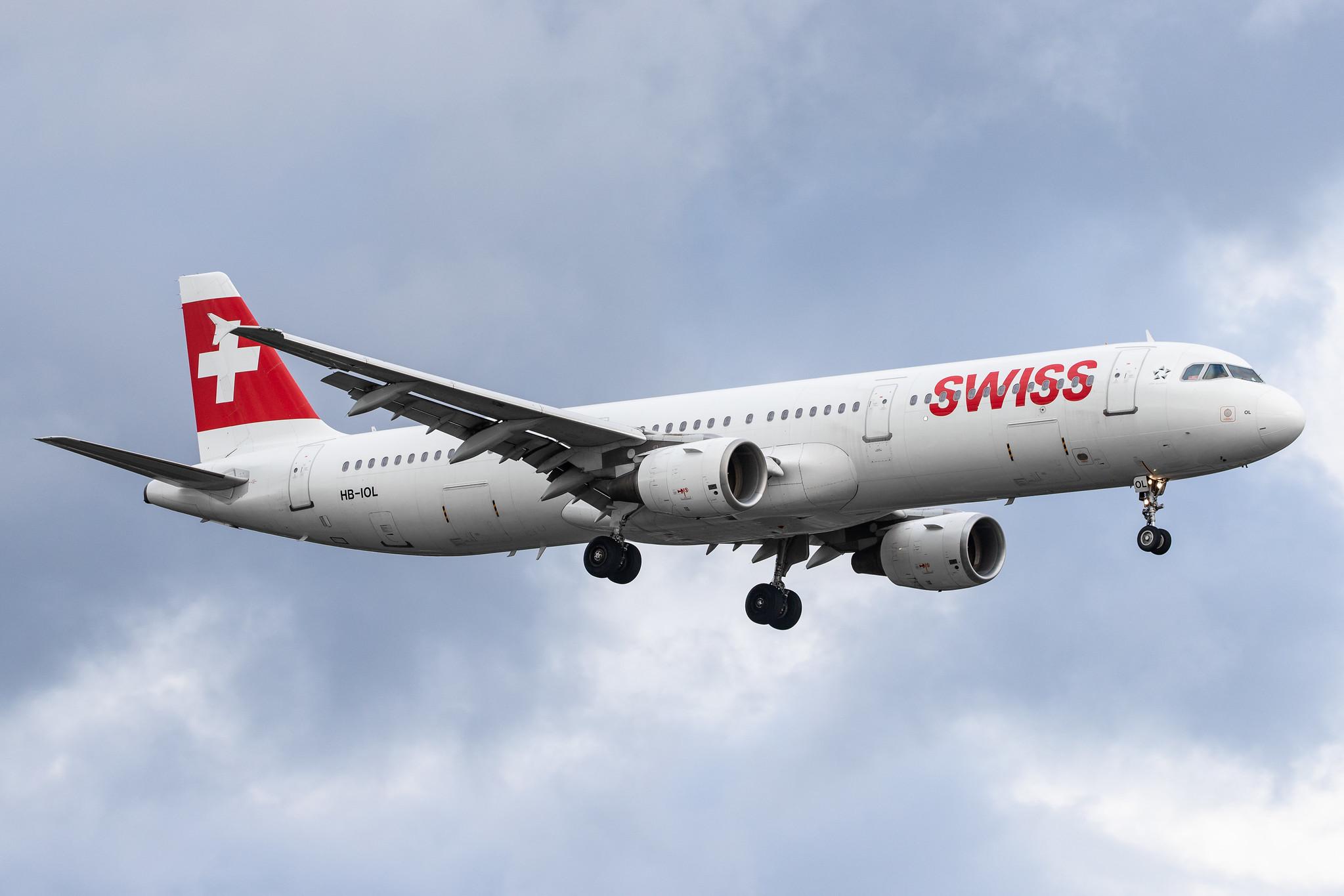 Hamburg Airport: Swiss (LX / SWR) |  Airbus A321-111 A321 | HB-IOL | MSN 1144