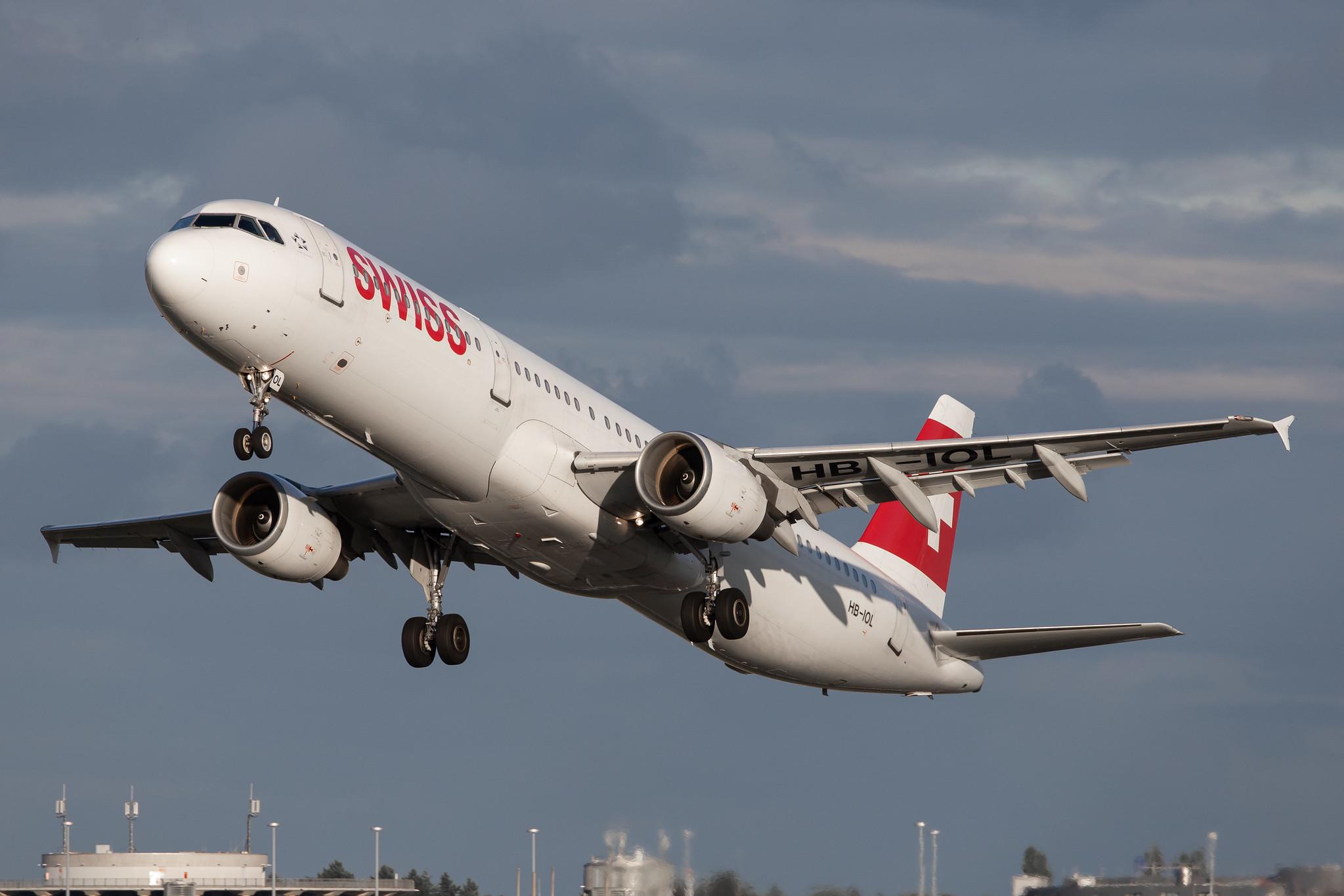 Hamburg Airport: Swiss (LX / SWR) |  Airbus A321-111 A321 | HB-IOL | MSN 1144