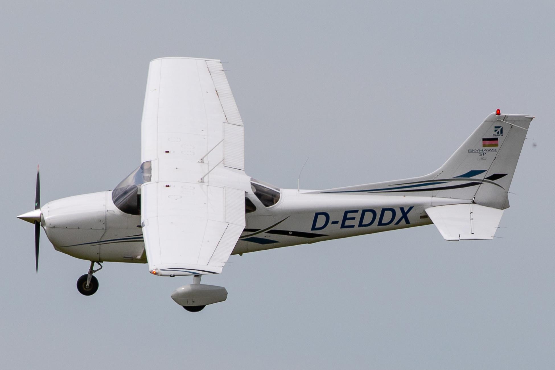 Hamburg Airport: Flugschule Hamburg |  Cessna 172S C172 | D-EDDX | MSN 172S10124