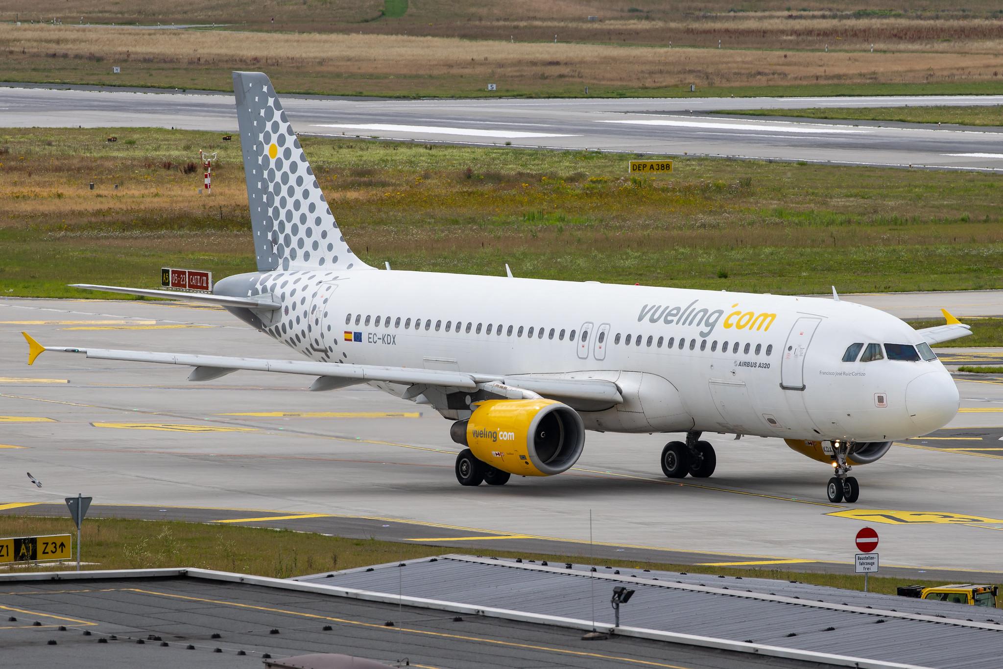 Hamburg Airport: Vueling (VY / VLG) |  Airbus A320-216 A320 | EC-KDX | MSN 3151