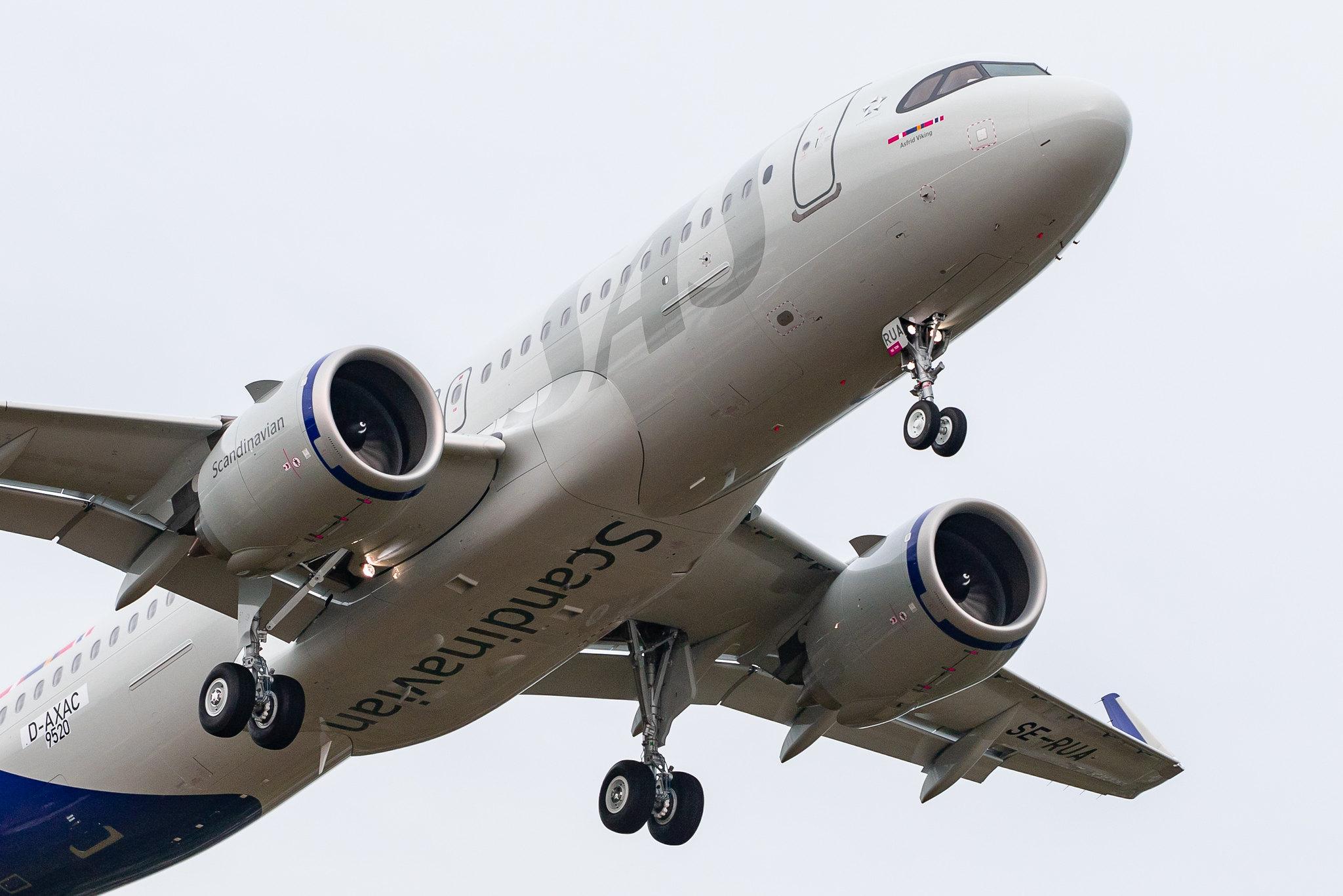Hamburg Airport: SAS Scandinavian Airlines (SK / SAS) |  Airbus A320-251N A20N | D-AXAC | MSN 9520 (SE-RUA)