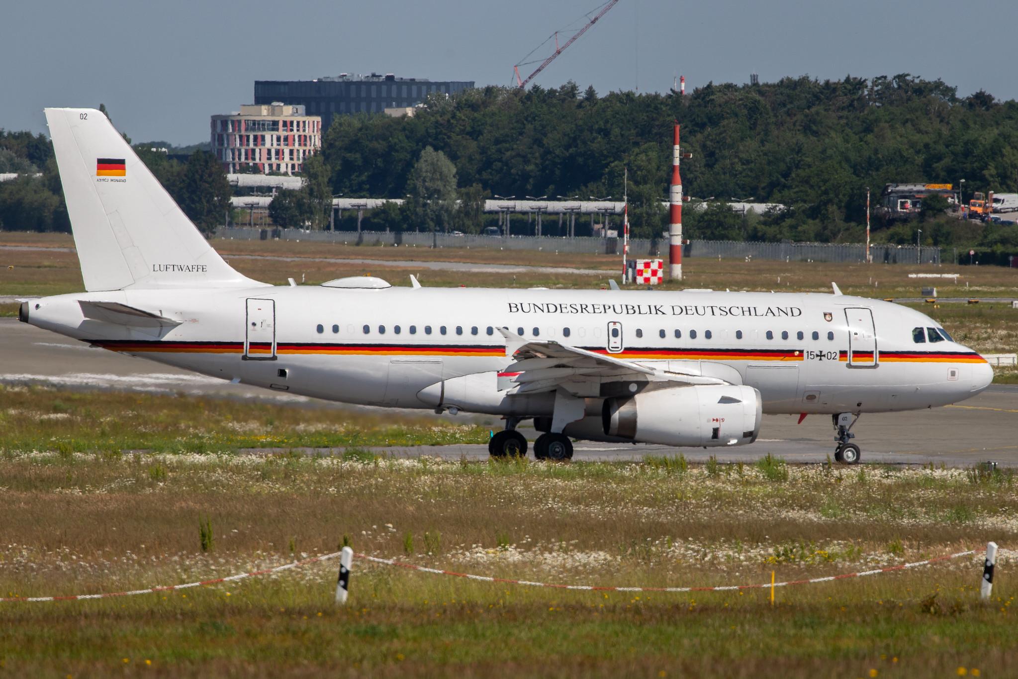 Hamburg Airport: German Air Force (/ GAF) |  Airbus A319-133(CJ) A319 | 15+02 | MSN 4060