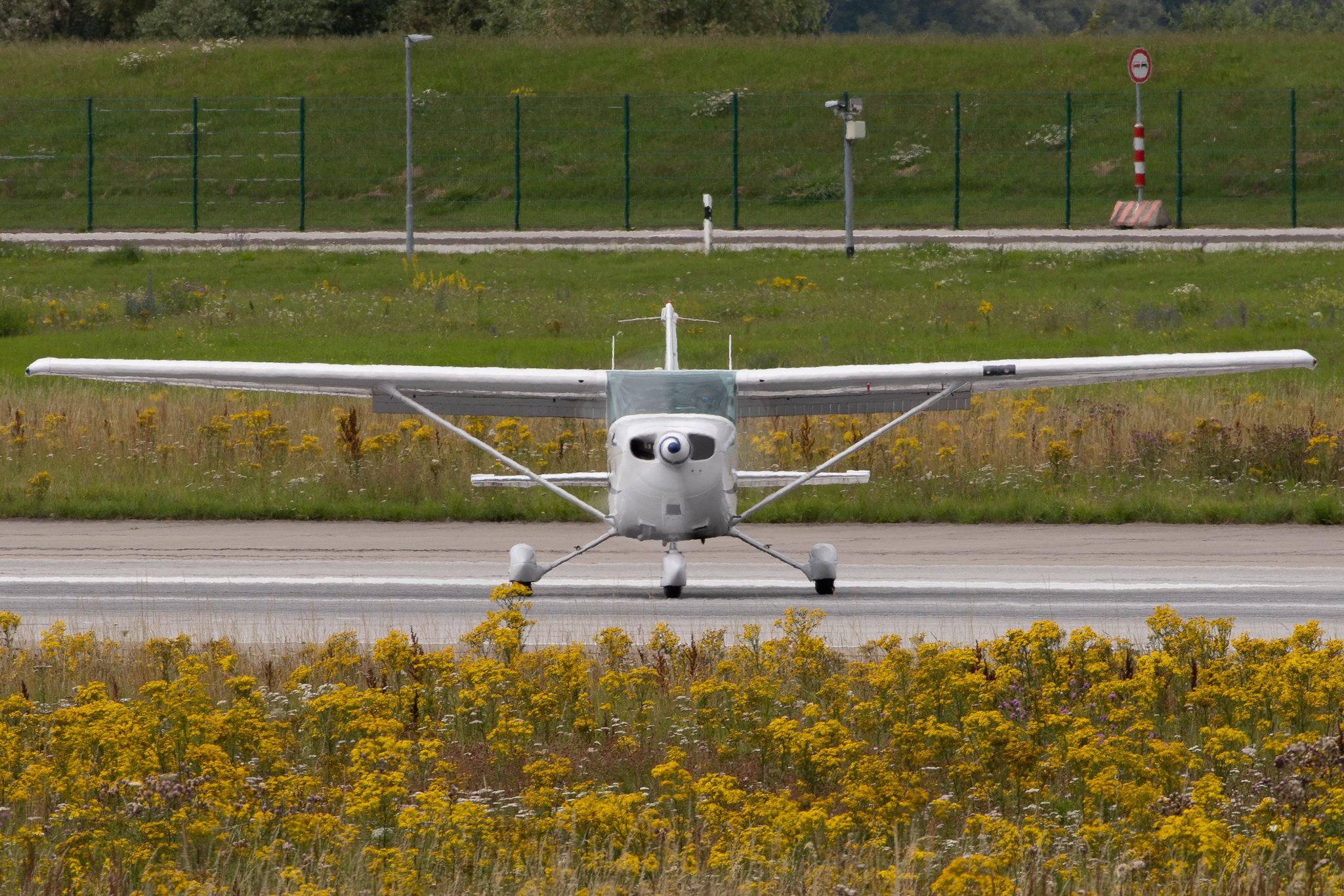 Hamburg Finkenwerder: Private Owner |  Cessna 172P Skyhawk II C172 | D-EOPX | MSN 172-75187
