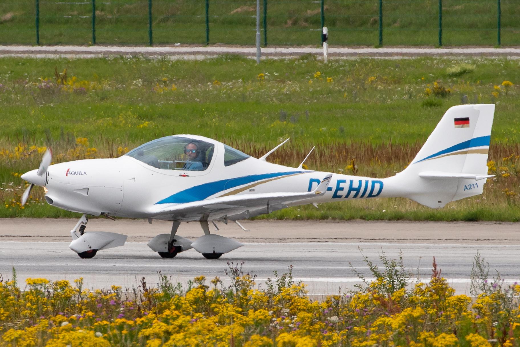 Hamburg Finkenwerder: Private owner |  Aquila A211 A210 | D-EHID | MSN AT01-100A-344