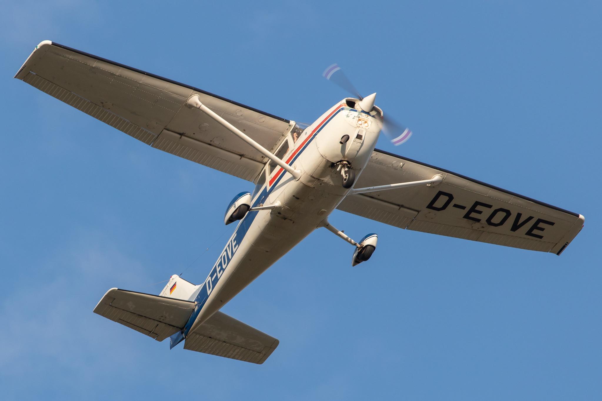 Hamburg Airport: Flugschule Hamburg |  Cessna F172N C172 | D-EOVE | MSN 1636