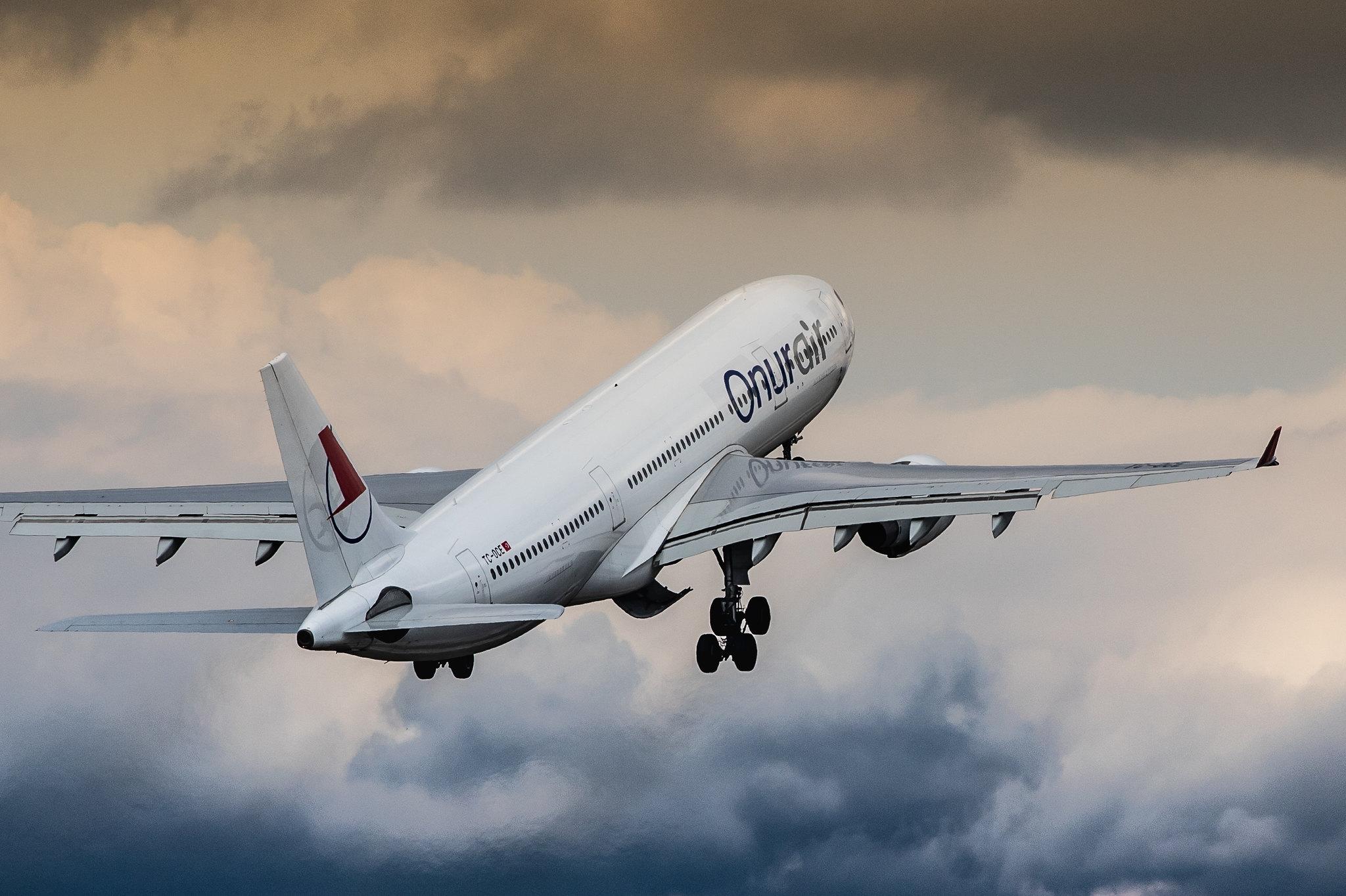 Düsseldorf Airport: Onur Air (8Q / OHY) |  Airbus A330-223 A332 | TC-OCE | MSN 0353
