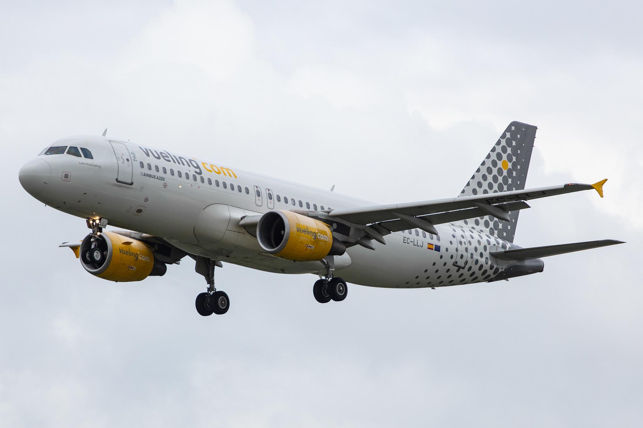 Amsterdam Airport Schiphol: Vueling (VY / VLG) |  Airbus A320-214 A320 | EC-LLJ | MSN 4661
