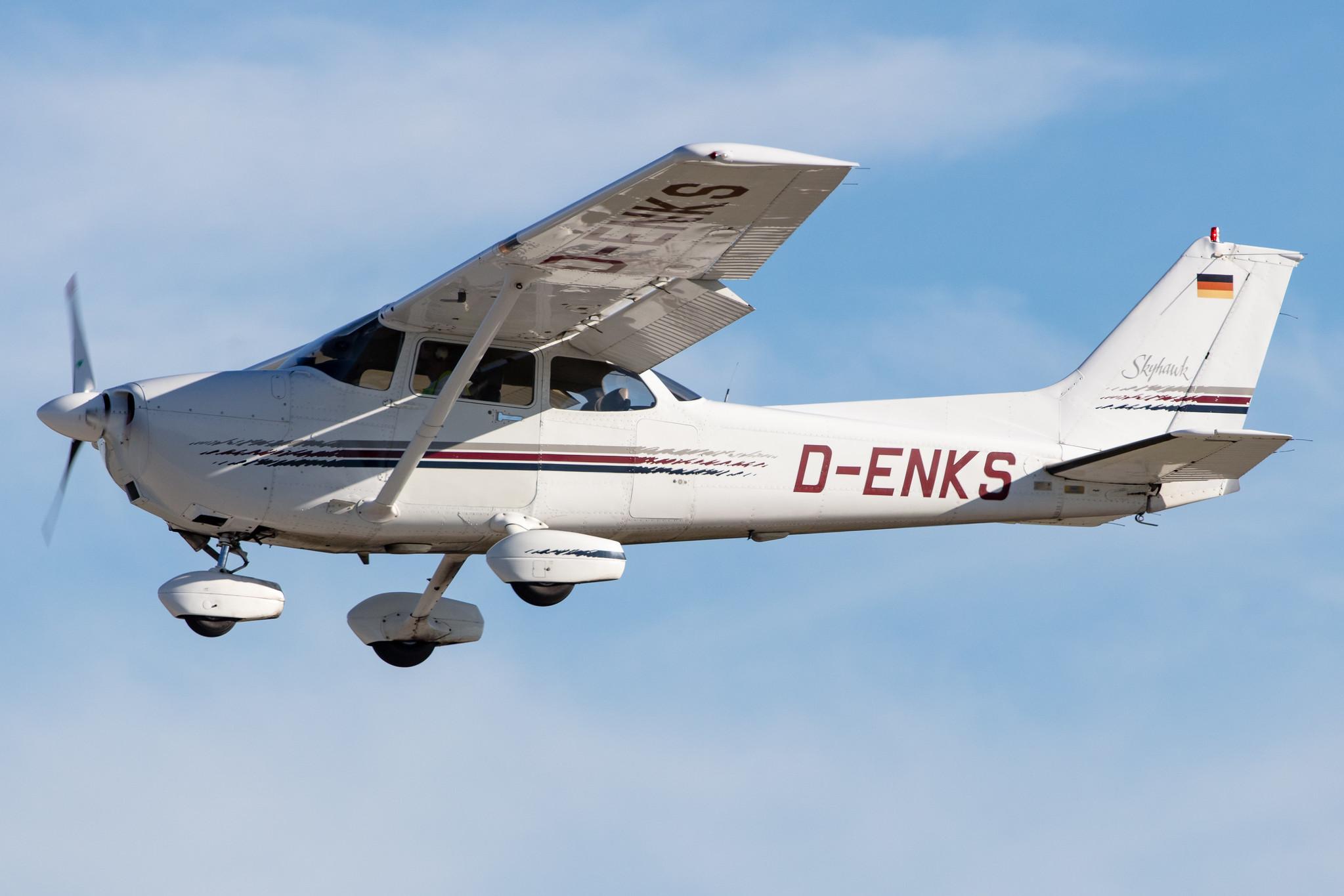 Hamburg Airport: Hanseatischer Fliegerclub Hamburg |  Cessna 172R C172 | D-ENKS | MSN 172-80136