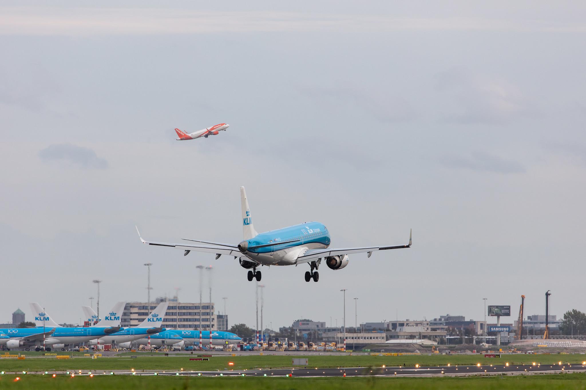 Amsterdam Airport Schiphol: KLM (KL / KLM) | Operator: KLM Cityhopper |  Embraer E190STD E190 | PH-EZI | MSN 19000322