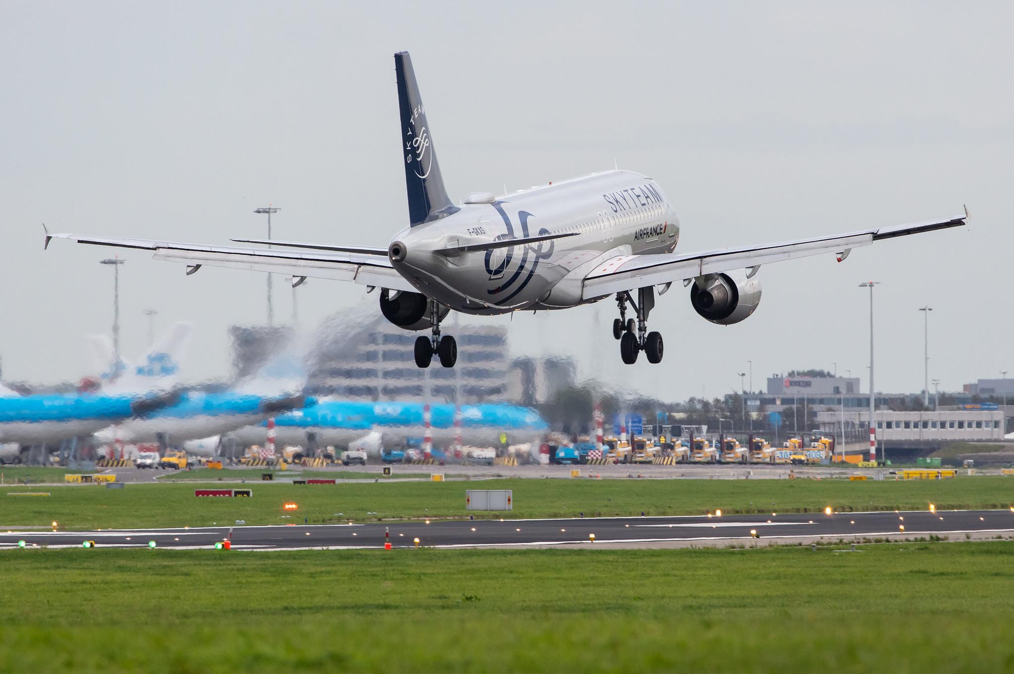 Amsterdam Airport Schiphol: Air France (AF / AFR) |  Livery: SkyTeam Livery |  Airbus A320-214 A320 | F-GKXS | MSN 3825
