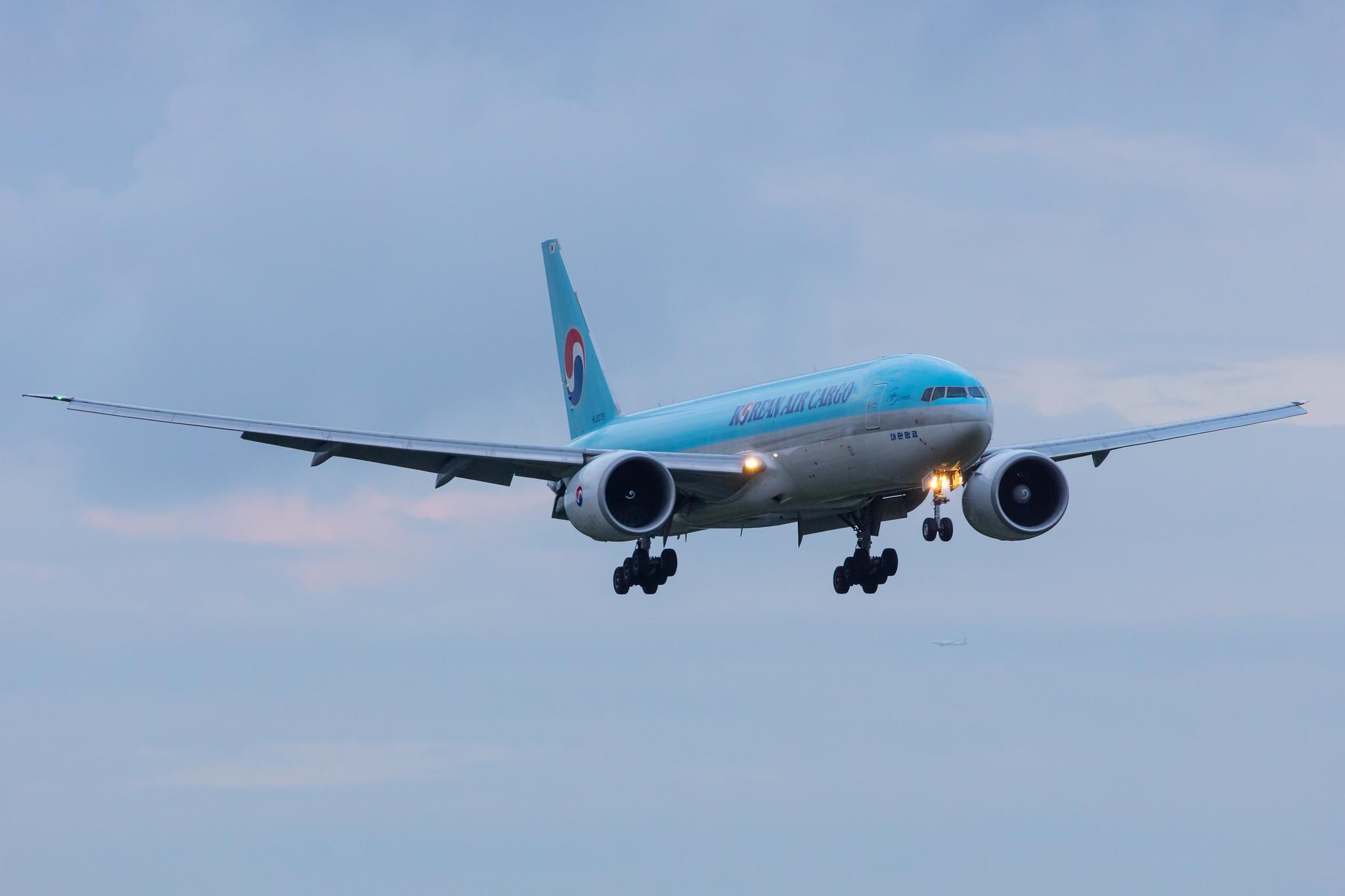 Amsterdam Airport Schiphol: Korean Air Cargo (KE / KAL) | Operator: Korean Air |  Boeing 777-FEZ B77L | HL8075 | MSN 62631
