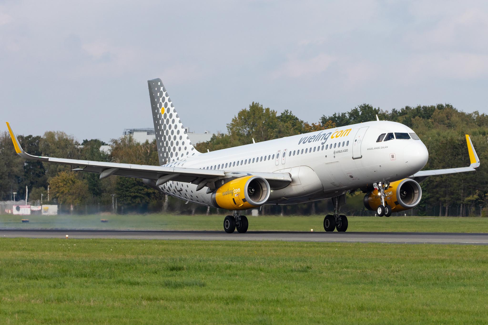 Hamburg Airport: Vueling (VY / VLG) |  Airbus A320-232 A320 | EC-MKM | MSN 7017
