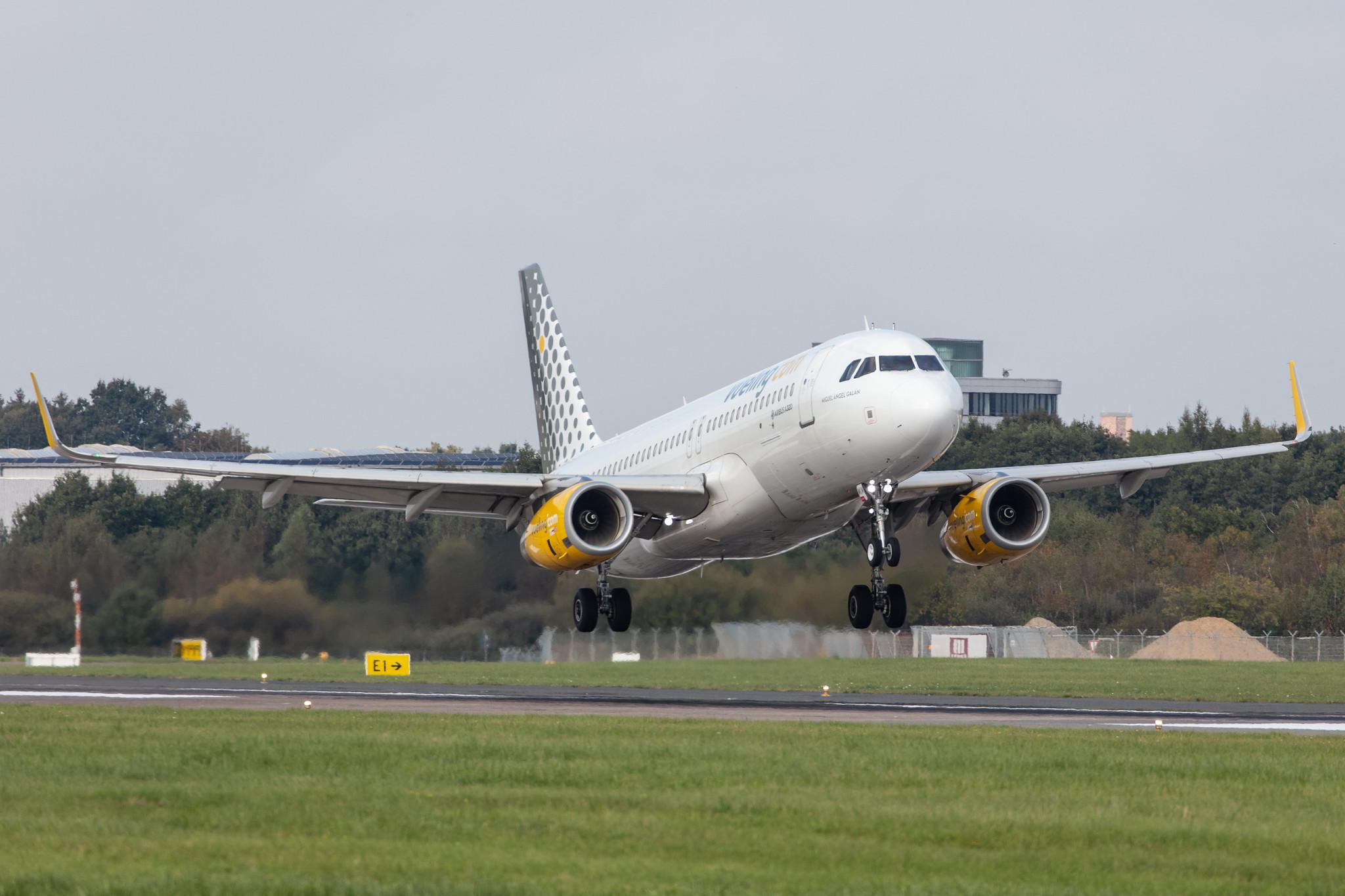 Hamburg Airport: Vueling (VY / VLG) |  Airbus A320-232 A320 | EC-MKM | MSN 7017