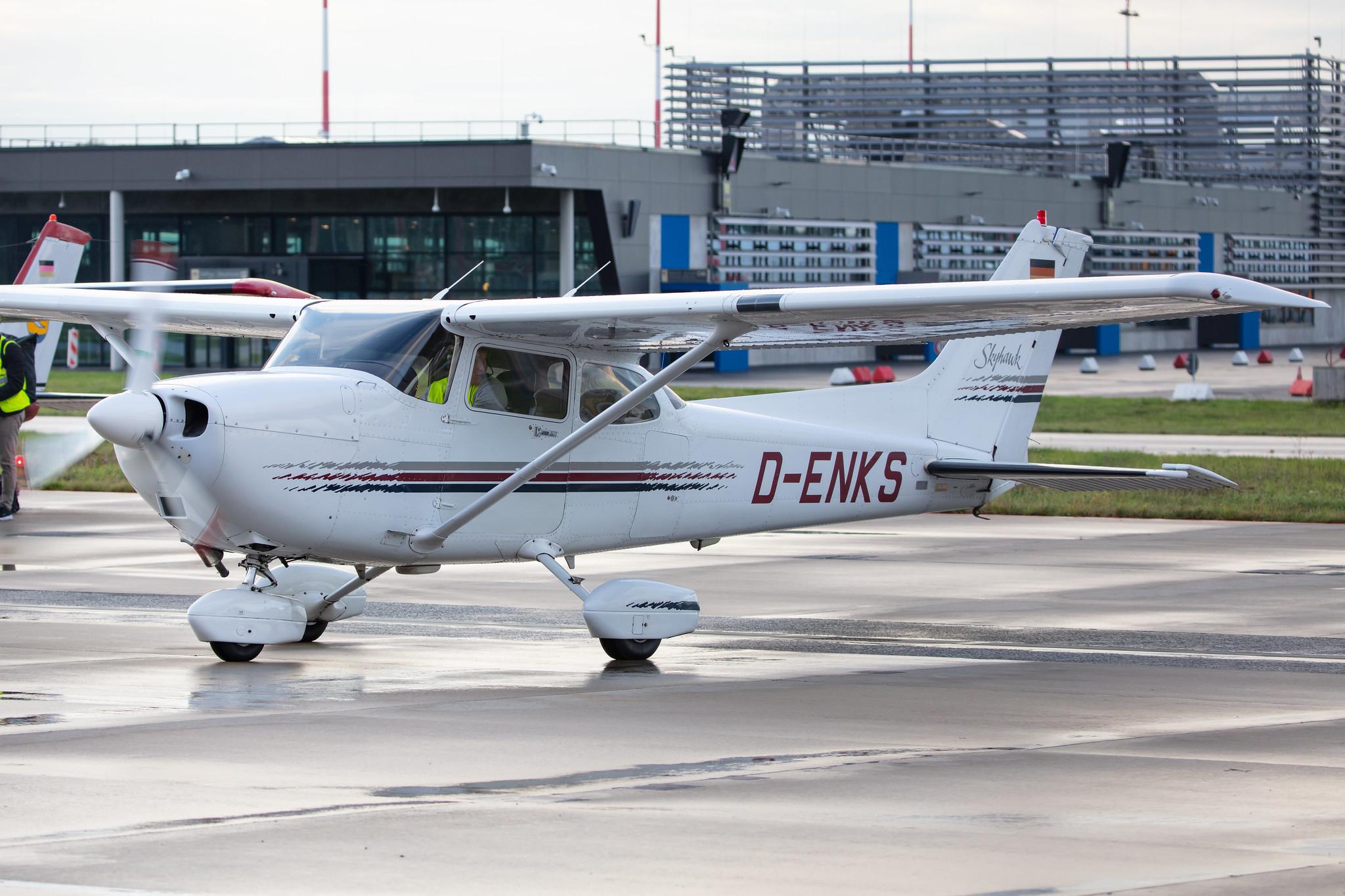 Frankfurt Airport: Hanseatischer Fliegerclub Hamburg |  Cessna 172R C172 | D-ENKS | MSN 172-80136