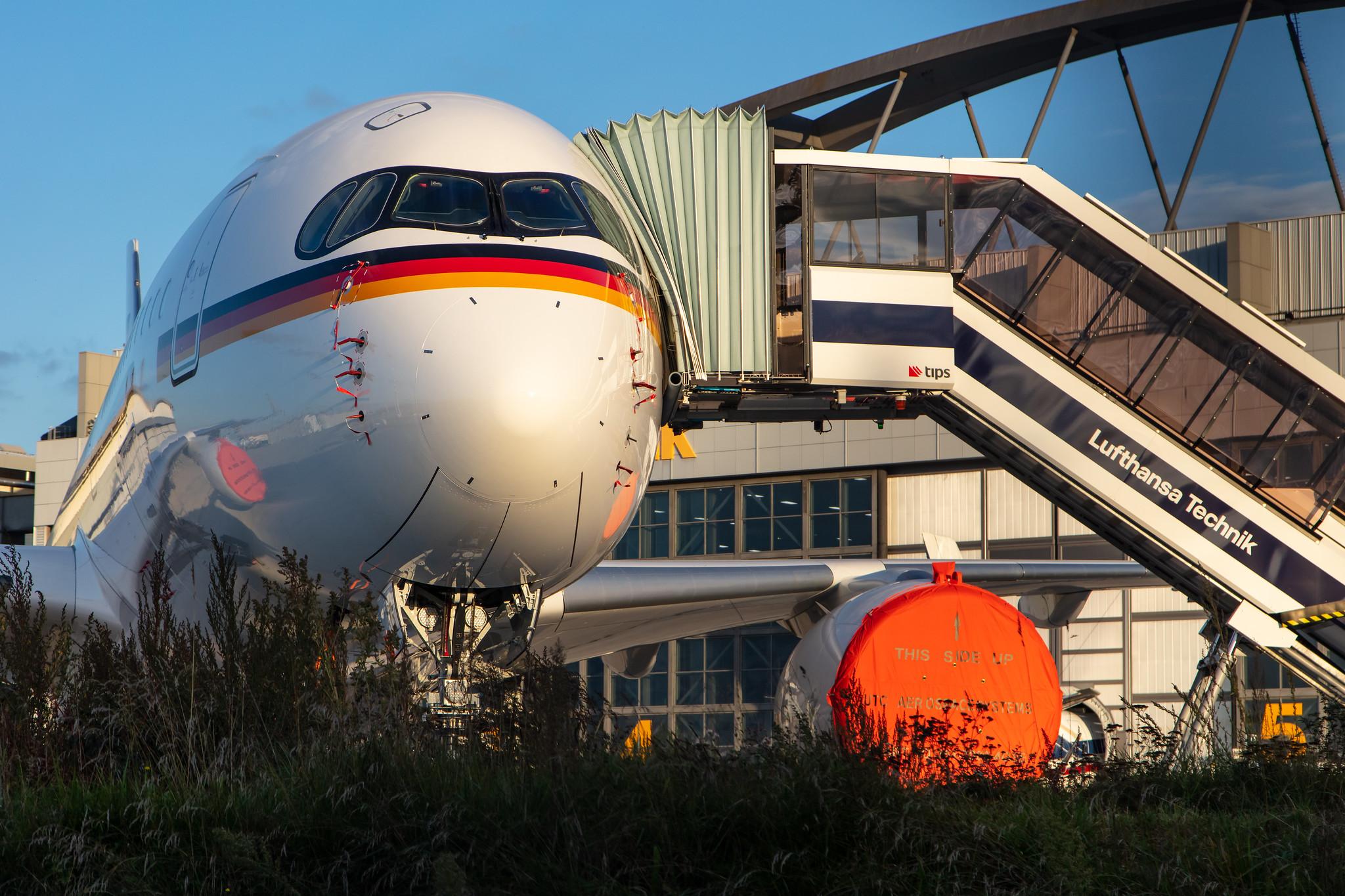 Hamburg Airport: Hamburg Airport: German Air Force (/ GAF) | Airbus A350-941 A359 | D-AGAF (10+03) | MSN 416