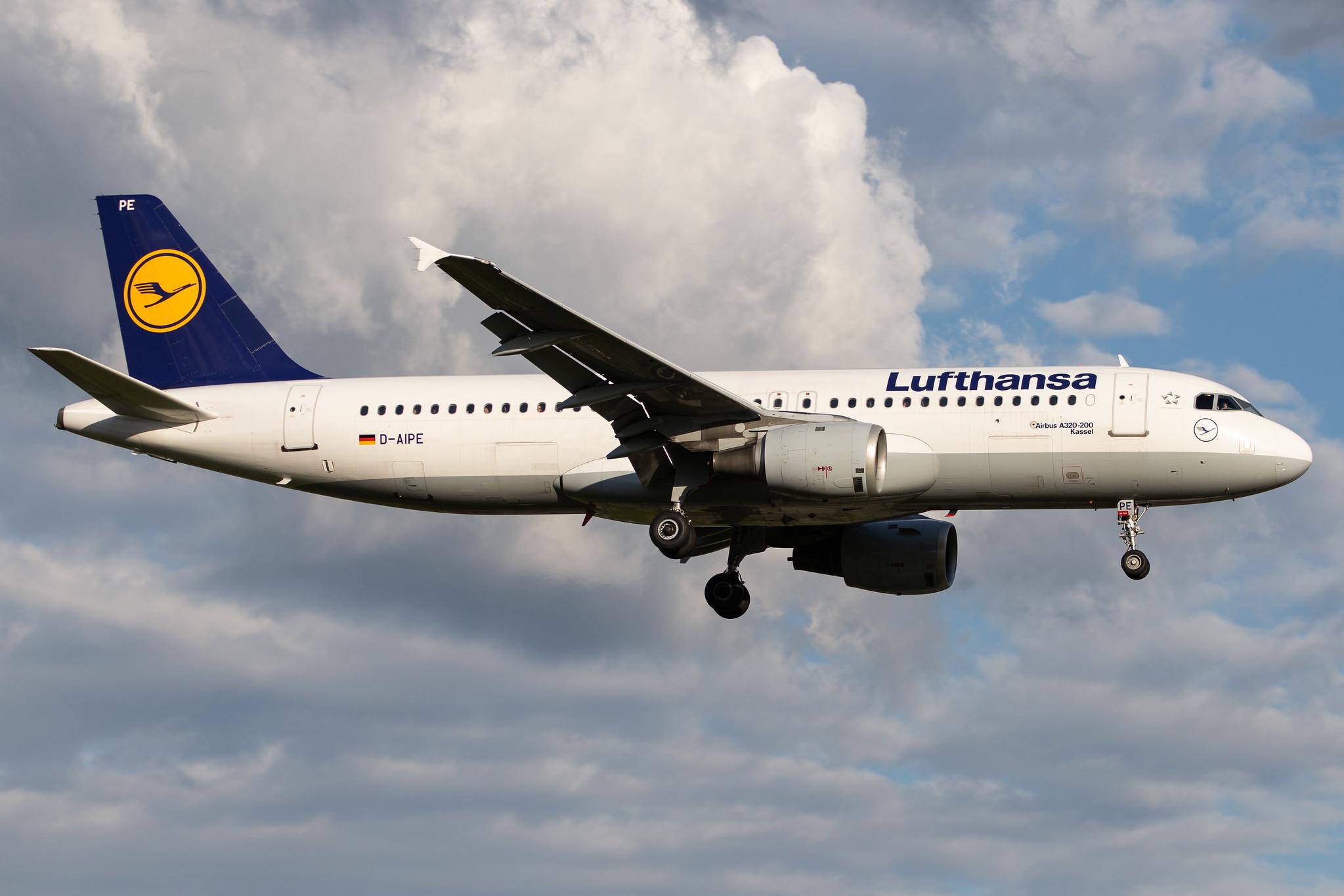 Hamburg Airport: Lufthansa (LH / DLH) |  Airbus A320-211 A320 | D-AIPE | MSN 0078