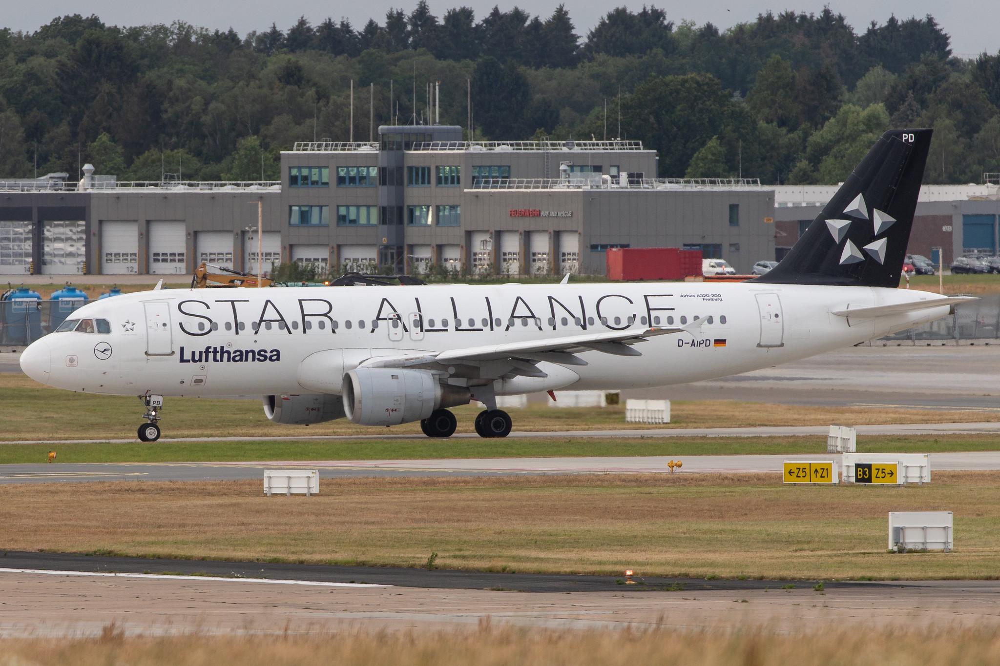 Hamburg Airport: Lufthansa (LH / DLH) | Livery: Star Alliance Livery |  Airbus A320-211 A320 | D-AIPD | MSN 0072