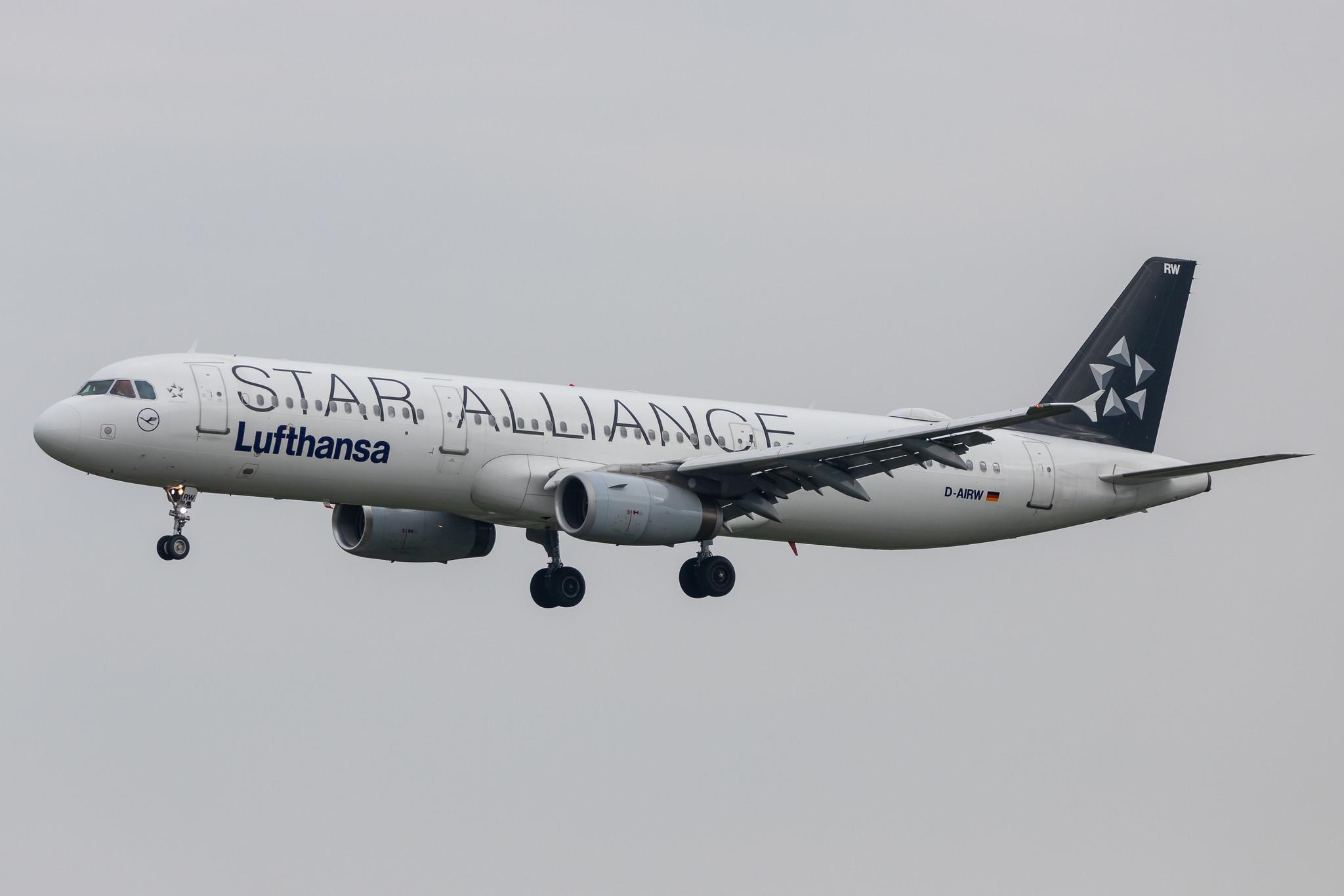 Hamburg Airport: Lufthansa (LH / DLH) |  Livery: Star Alliance Livery |  Airbus A321-131 A321 | D-AIRW | MSN 0699