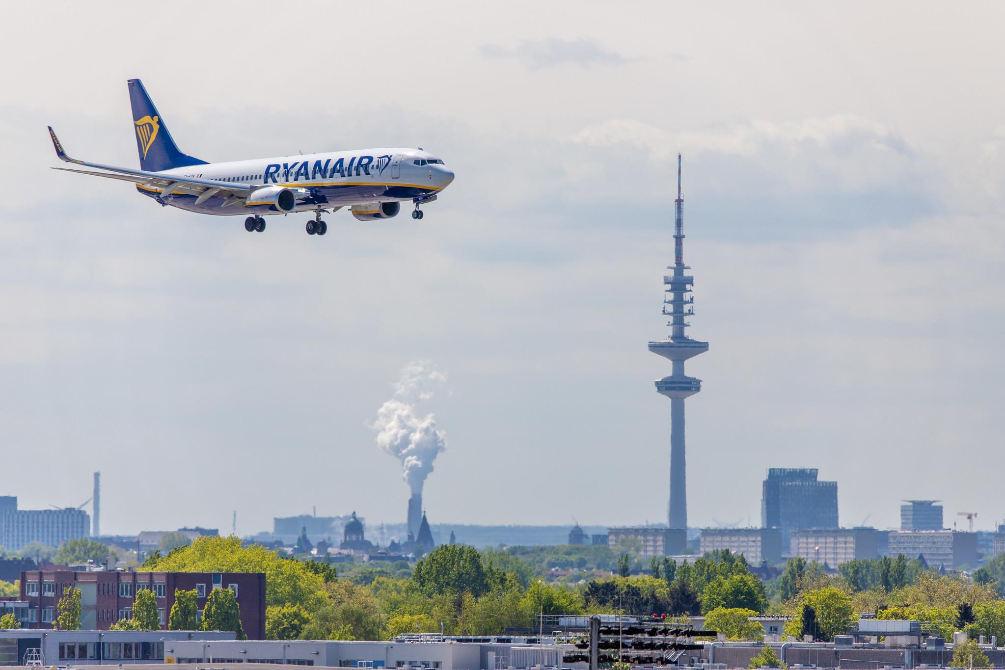 Hamburg Airport: Ryanair (FR / RYR) |  Boeing 737-8AS B738 | EI-FOV | MSN 44725