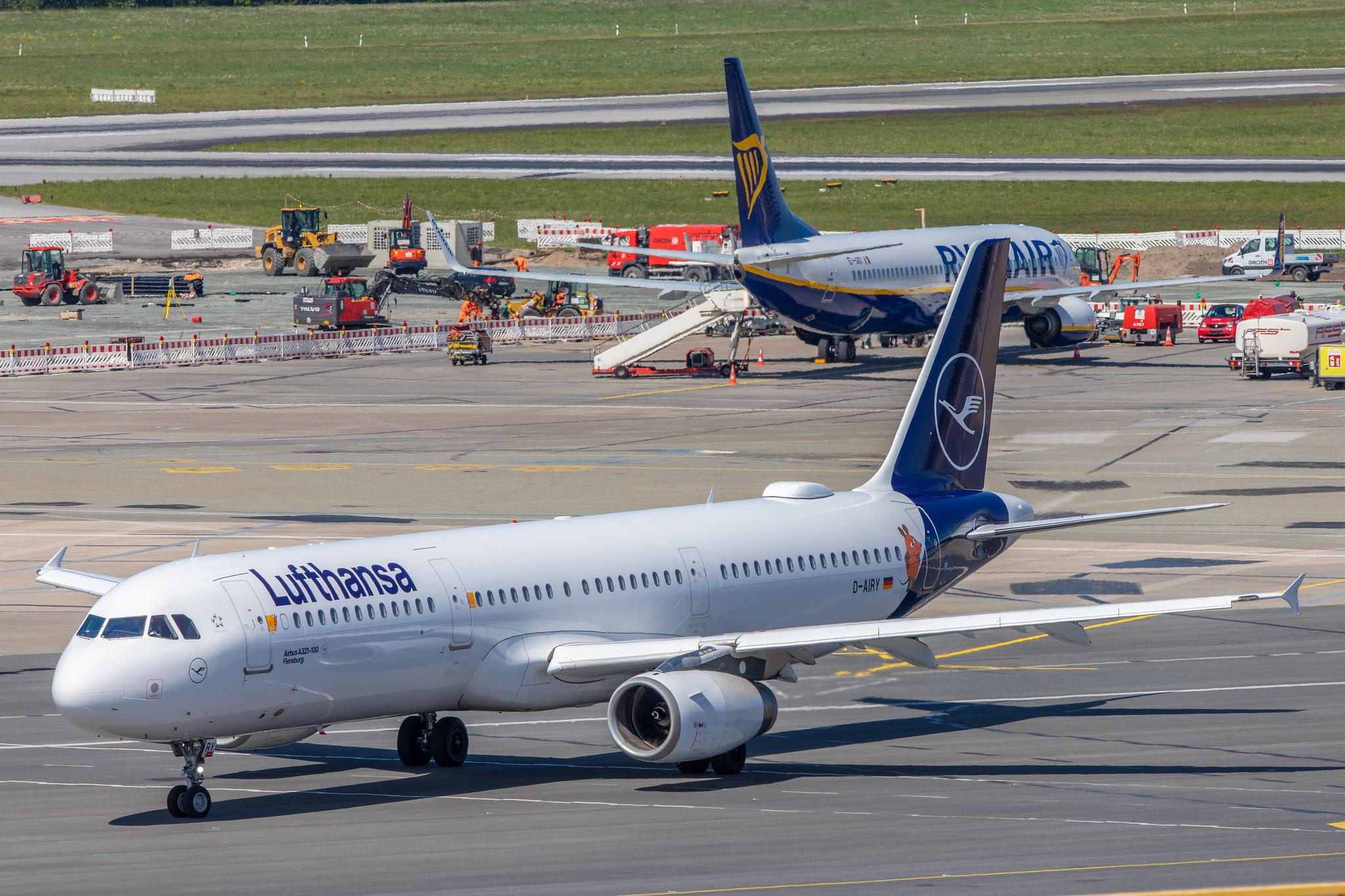 Hamburg Airport: Lufthansa (LH / DLH) | Livery: Die Maus Sticker | Airbus A321-131 A321 | D-AIRY | MSN 0901