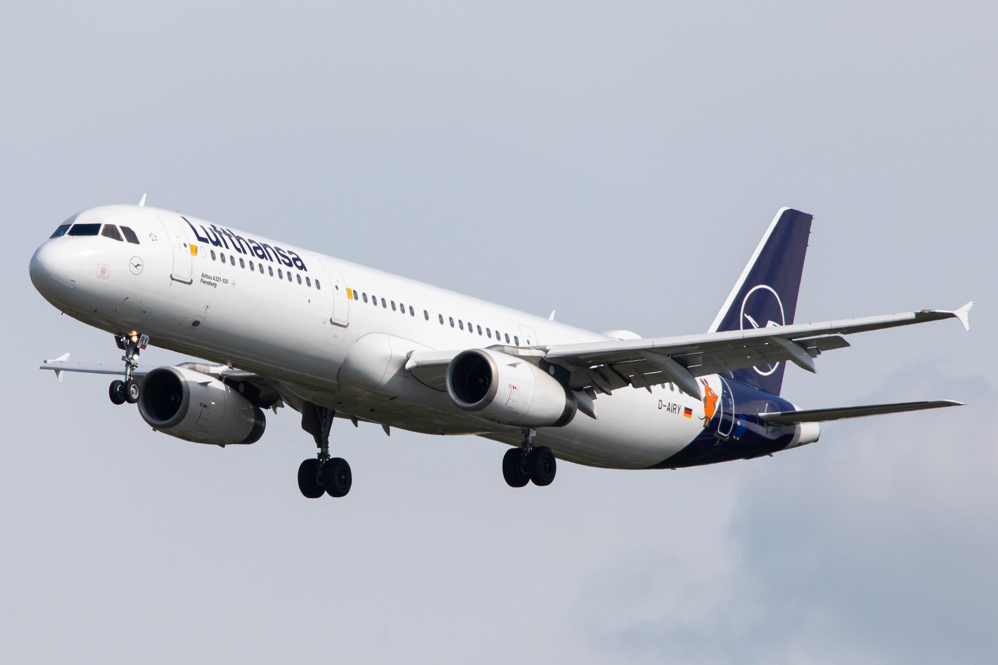 Hamburg Airport: Lufthansa (LH / DLH) | Livery: Die Maus Sticker | Airbus A321-131 A321 | D-AIRY | MSN 0901