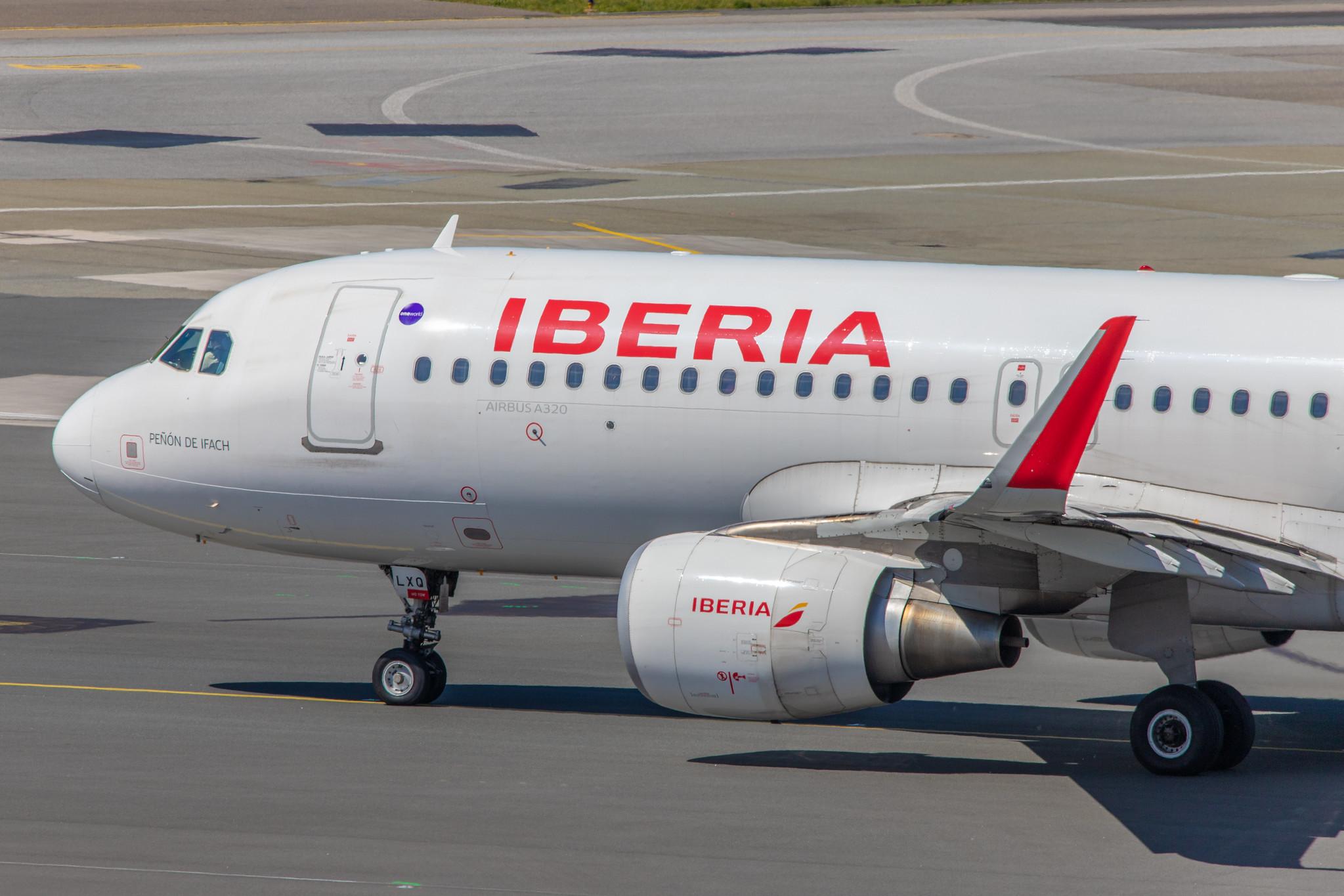 Hamburg Airport: Iberia (IB / IBE) |  Airbus A320-216 A320 | EC-LXQ | MSN 5692