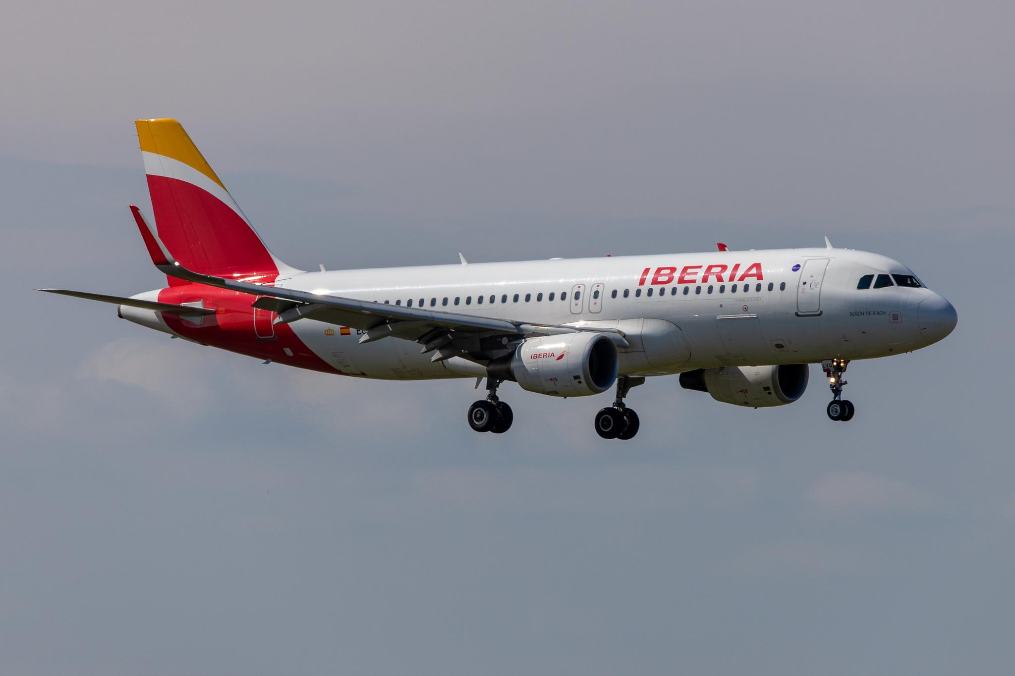 Hamburg Airport: Iberia (IB / IBE) |  Airbus A320-216 A320 | EC-LXQ | MSN 5692