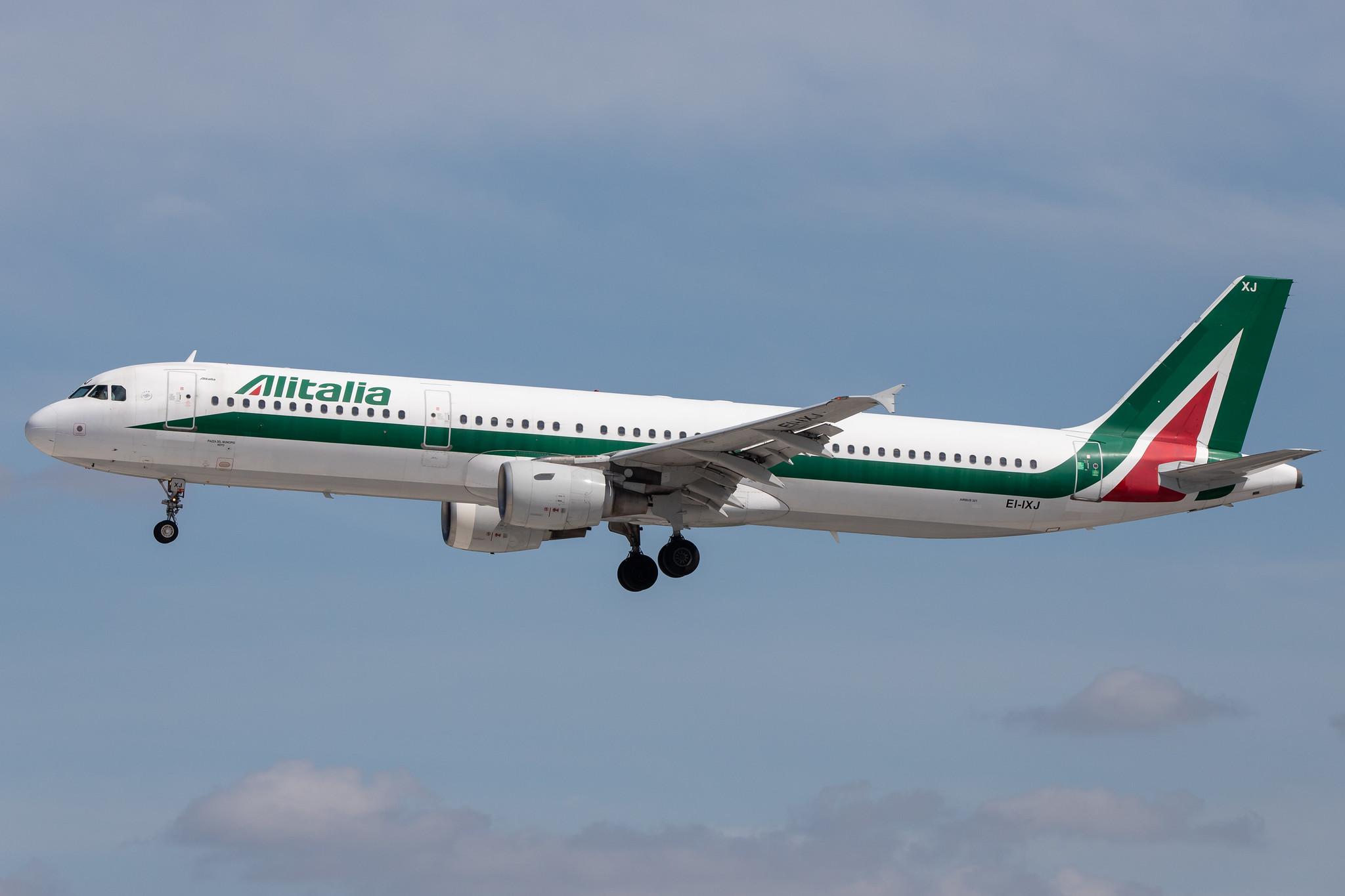 Hamburg Airport: Alitalia (AZ / AZA) |  Airbus A321-112 A321 | EI-IXJ | MSN 0959