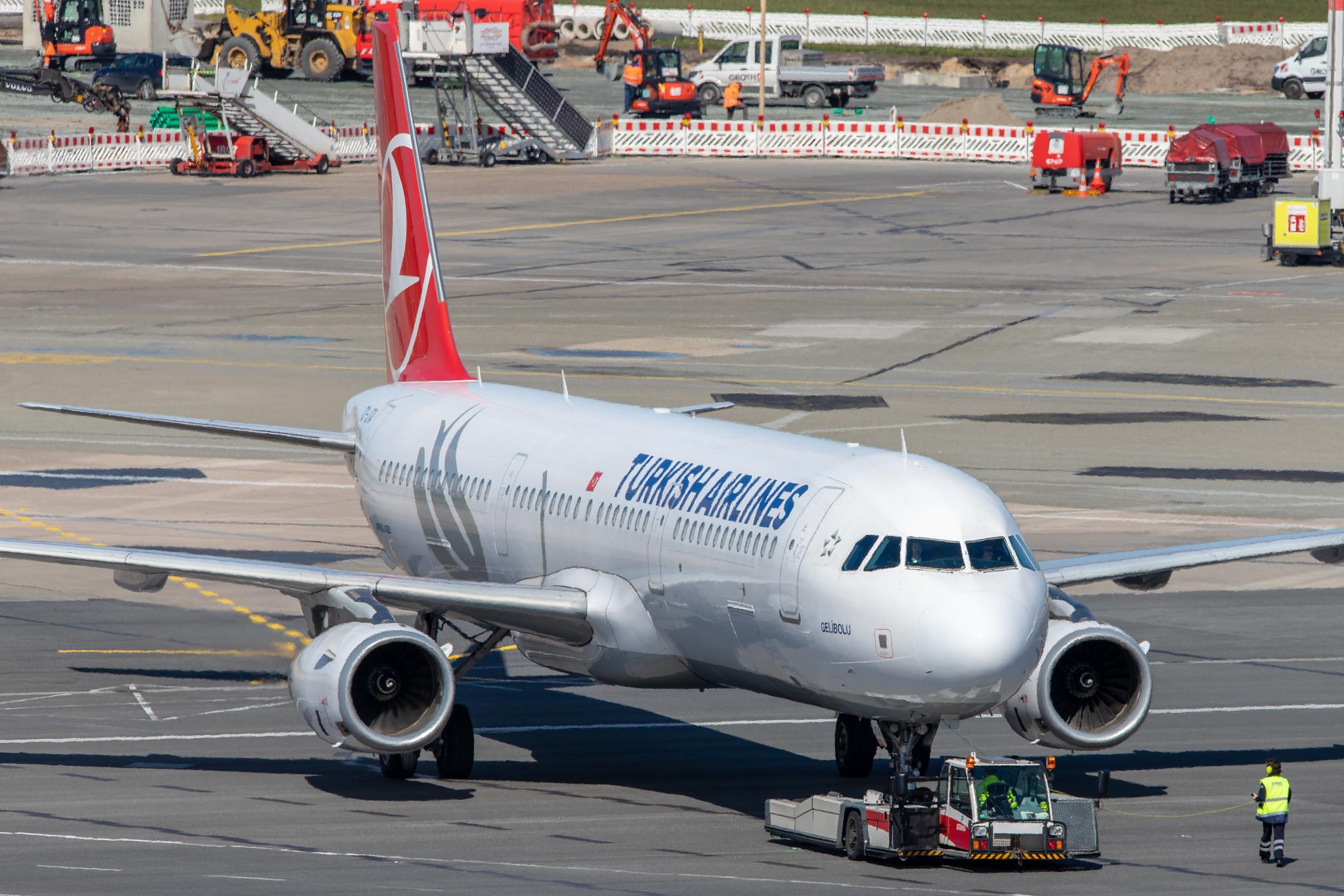 Hamburg Airport: Turkish Airlines (TK / THY) |  Airbus A321-231 A321 | TC-JTA | MSN 6781